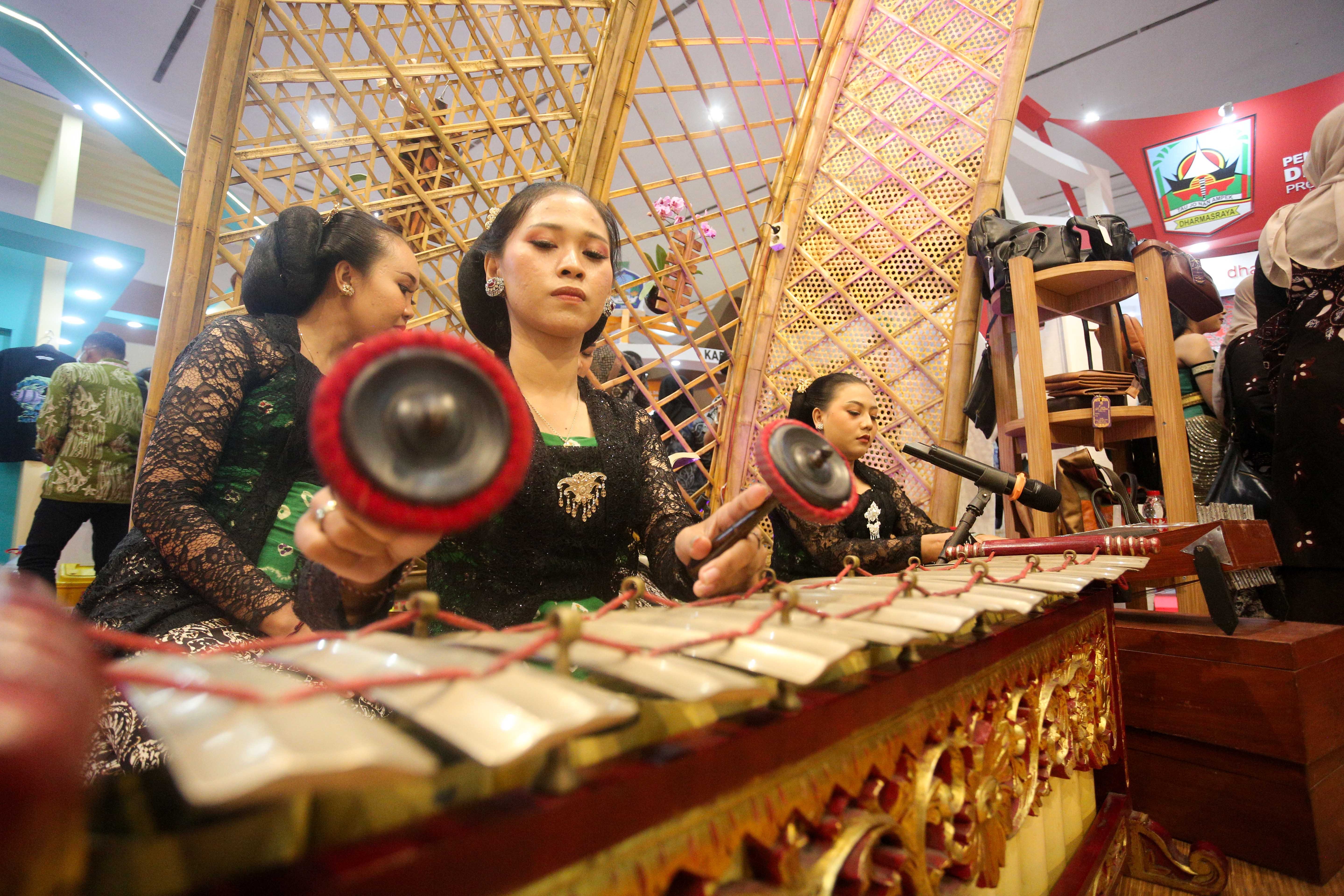 Seniman memainkan alat musik gender saat pameran Asosiasi Kabupaten Seluruh Indonesia (Apkasi) Otonomi Expo 2024 di Jakarta Convention Center (JCC), Senayan, Jakarta, Rabu (10/7/2024). Pameran yang mengangkat tema \