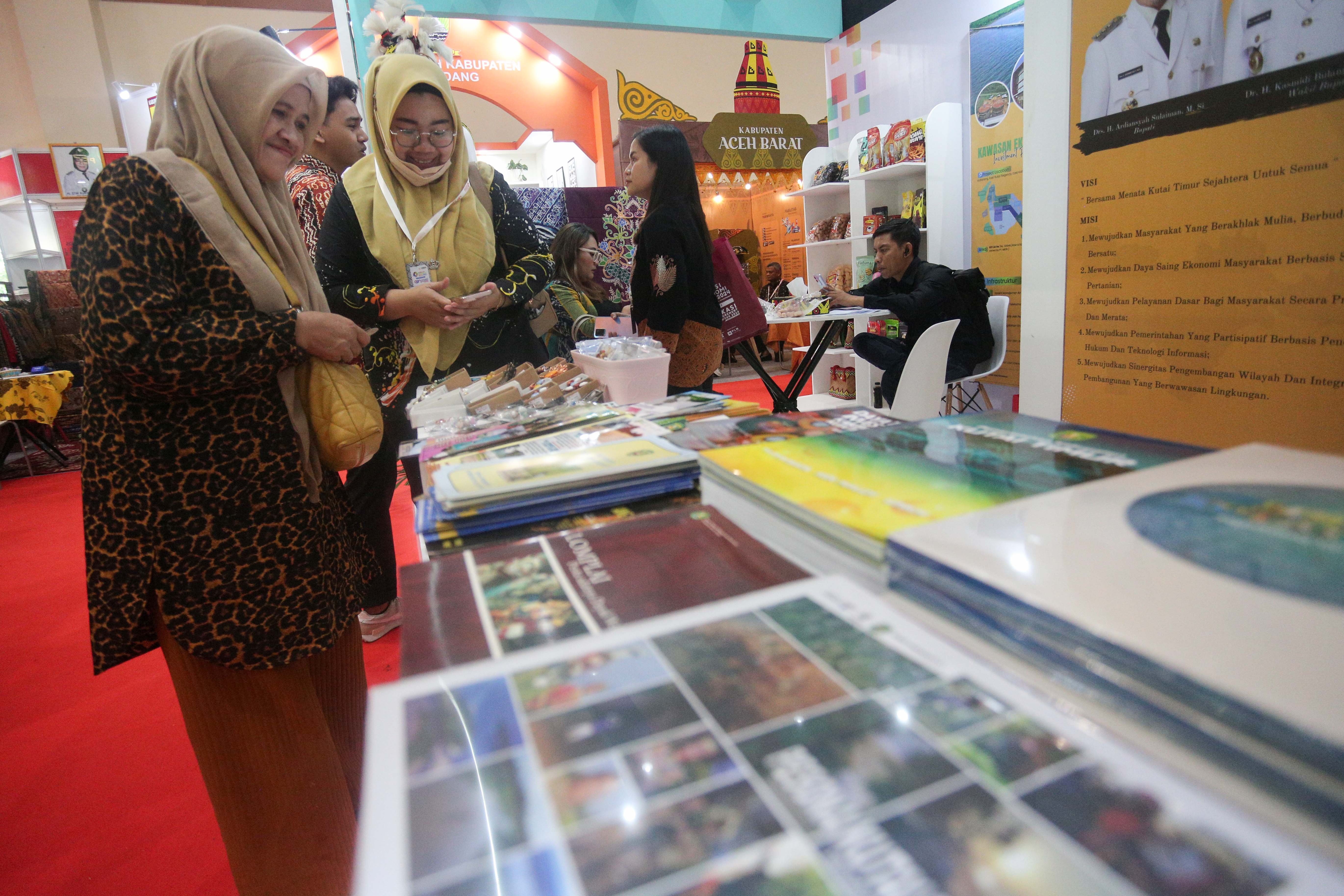 Pengunjung melihat produk UMKM asal Kabupaten Kutai Timur yang dipamerkan di Asosiasi Kabupaten Seluruh Indonesia (Apkasi) Otonomi Expo 2024 di Jakarta Convention Center (JCC), Senayan, Jakarta, Rabu (10/7/2024). Pameran yang mengangkat tema \