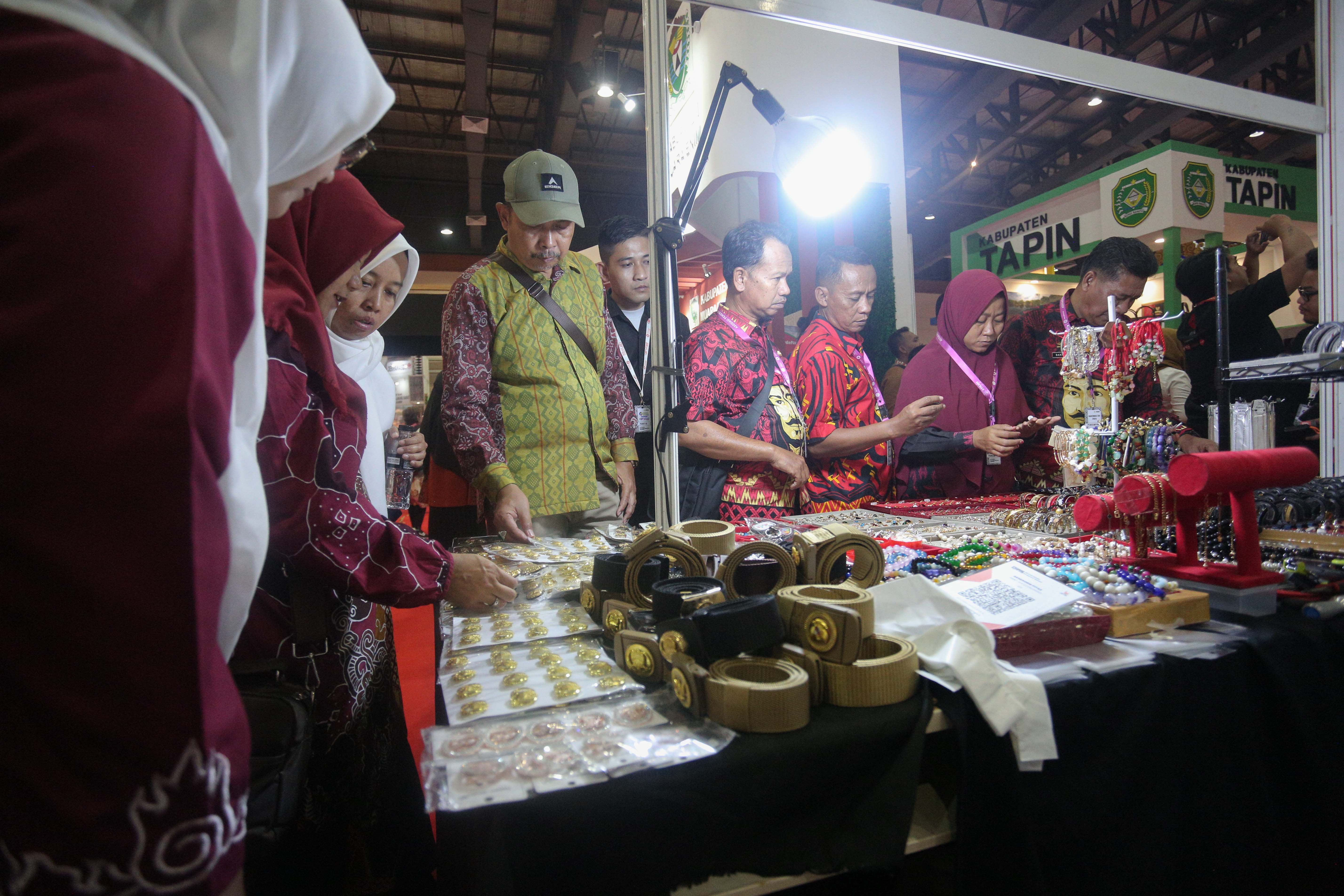 Pengunjung melihat produk UMKM asal Galeri Cibaduyut yang dipamerkan di Asosiasi Kabupaten Seluruh Indonesia (Apkasi) Otonomi Expo 2024 di Jakarta Convention Center (JCC), Senayan, Jakarta, Rabu (10/7/2024). Pameran yang mengangkat tema \