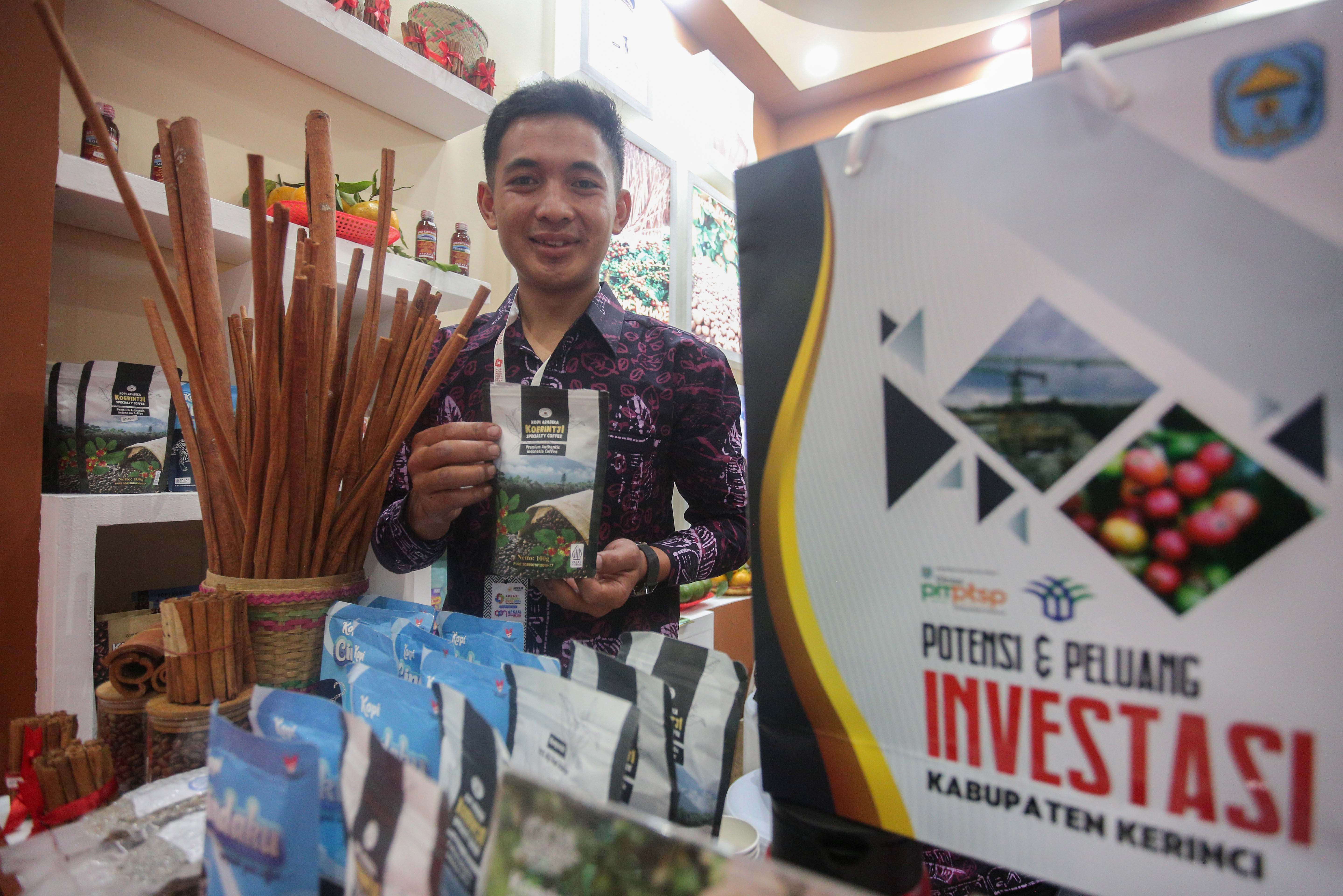 Petugas menunjukkan produk UMKM asal Kabupaten Kerinci yang dipamerkan di Asosiasi Kabupaten Seluruh Indonesia (Apkasi) Otonomi Expo 2024 di Jakarta Convention Center (JCC), Senayan, Jakarta, Rabu (10/7/2024). Pameran yang mengangkat tema \