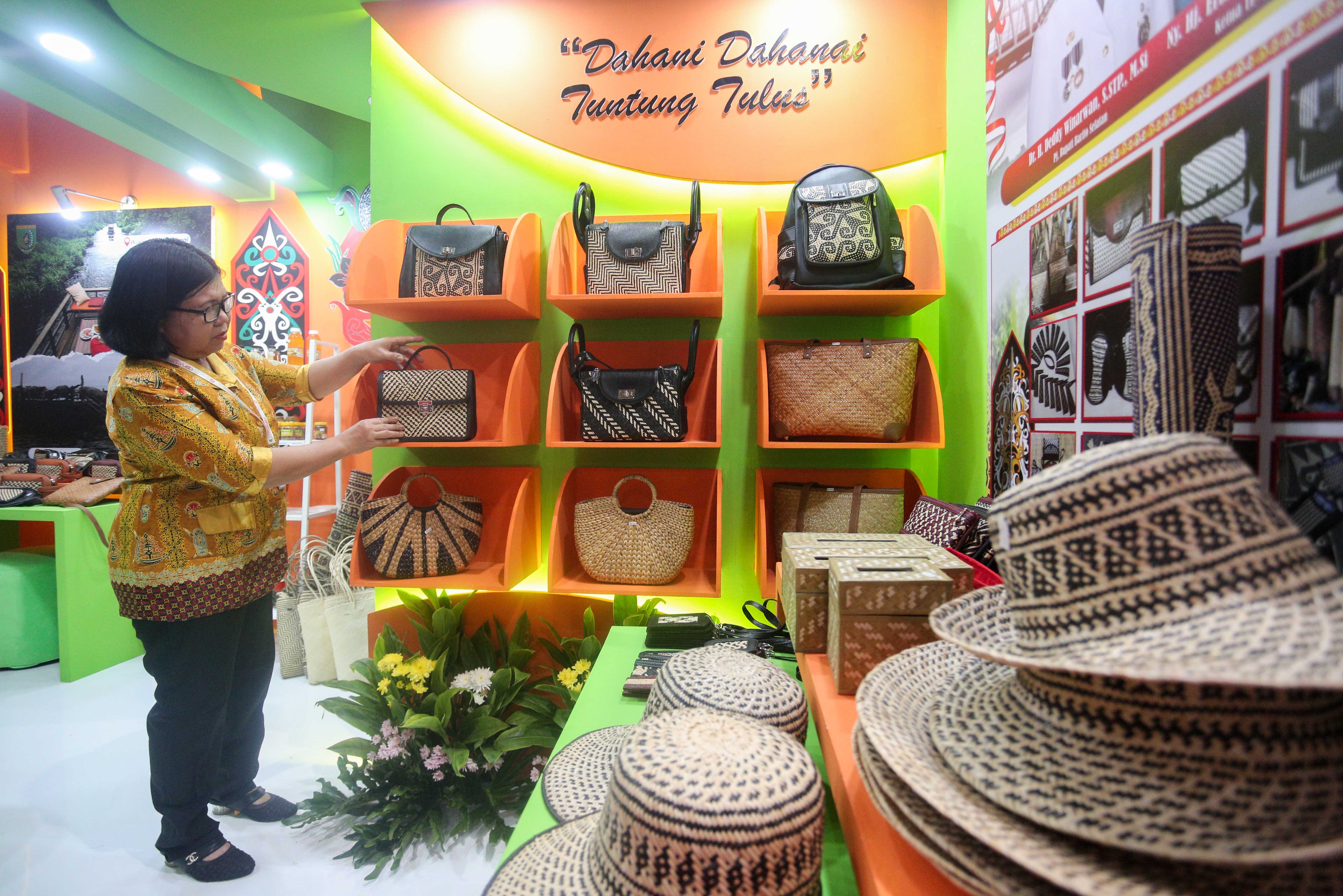 Petugas menata produk UMKM asal Kabupaten Barito Selatan yang dipamerkan di Asosiasi Kabupaten Seluruh Indonesia (Apkasi) Otonomi Expo 2024 di Jakarta Convention Center (JCC), Senayan, Jakarta, Rabu (10/7/2024). Pameran yang mengangkat tema \