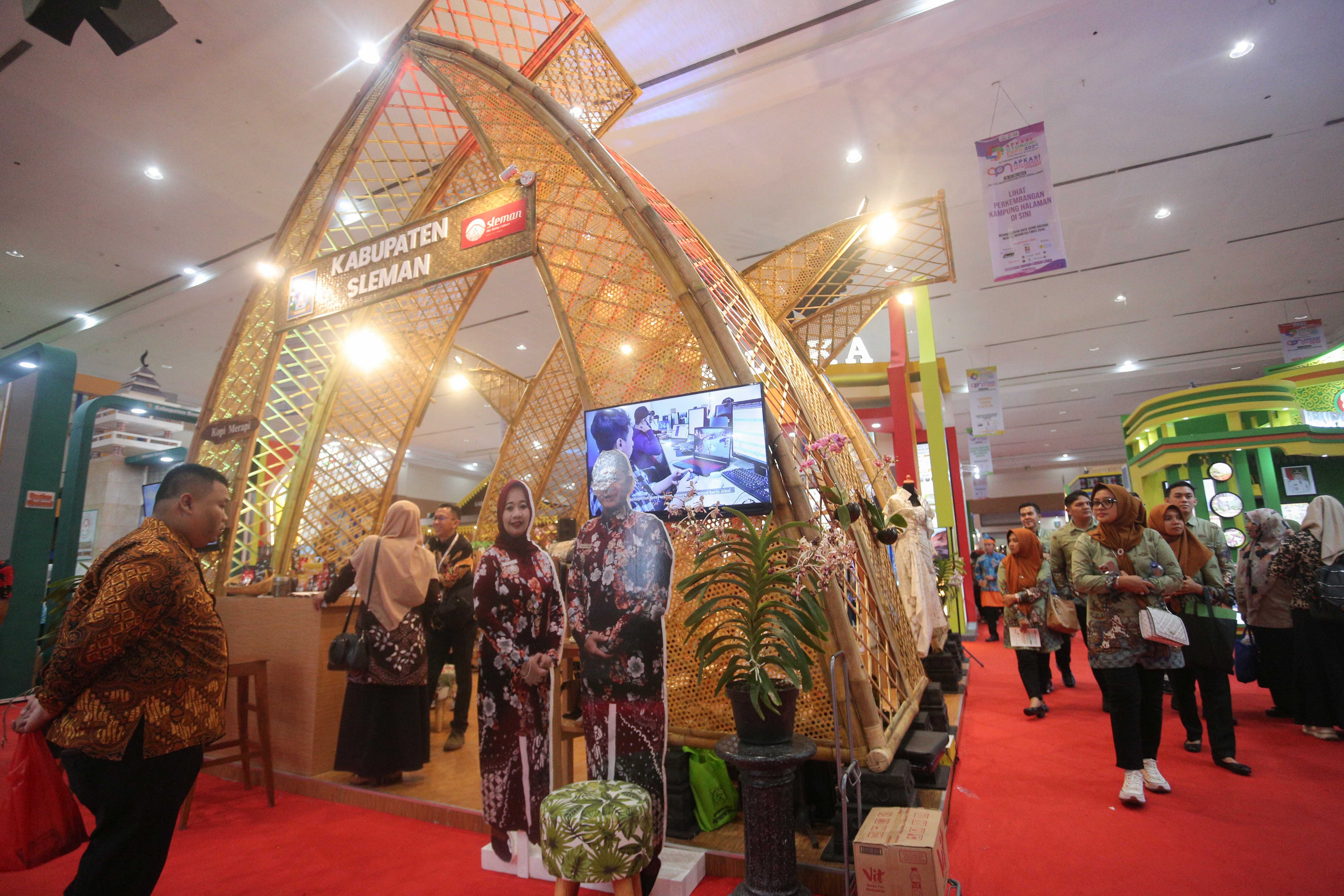 Suasana pameran Asosiasi Kabupaten Seluruh Indonesia (Apkasi) Otonomi Expo 2024 di Jakarta Convention Center (JCC), Senayan, Jakarta, Rabu (10/7/2024). Pameran yang mengangkat tema \