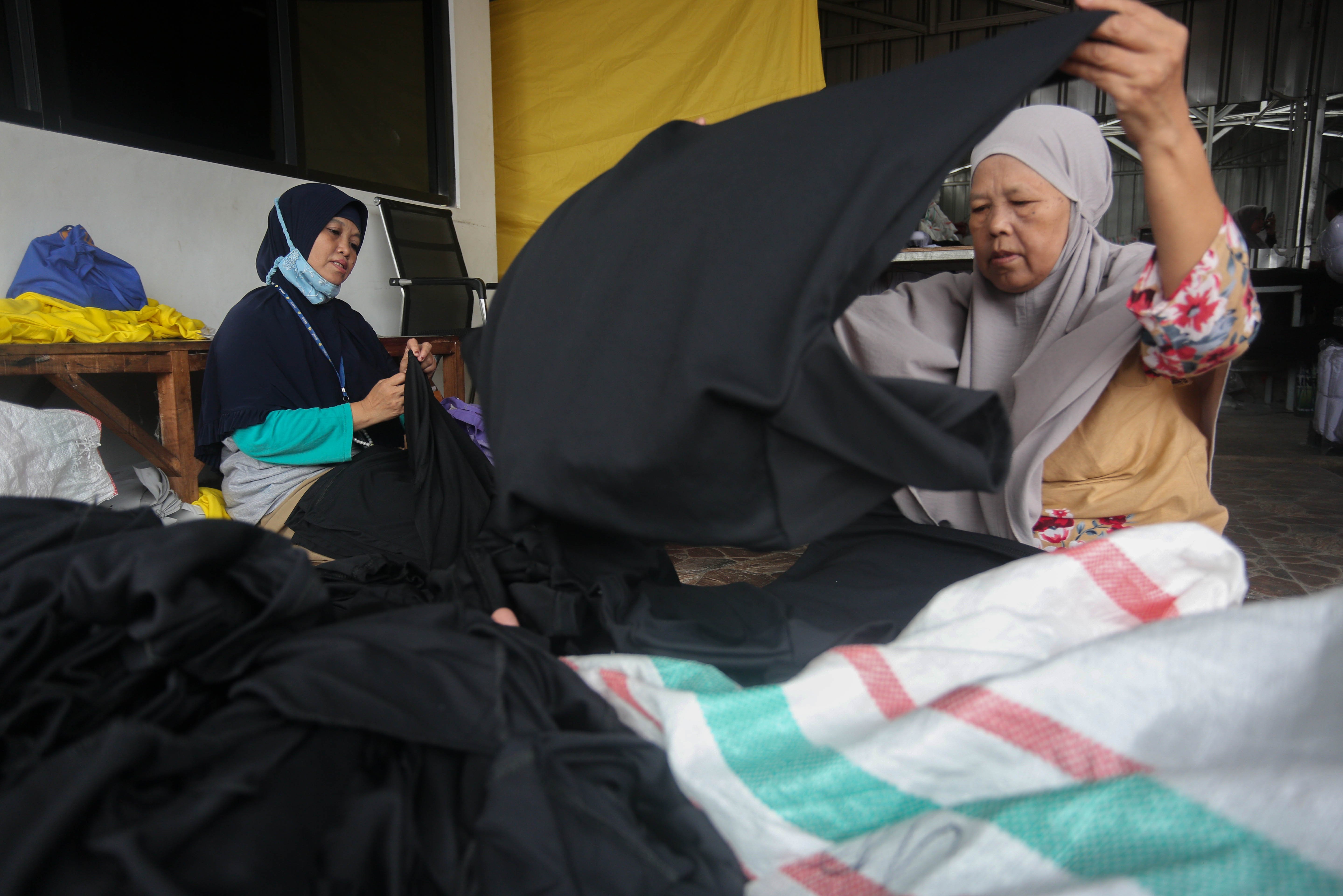 Pekerja merapikan kaos yang diproduksi di konveksi Sinergi Adv Nusantara di kawasan Srengseng Sawah, Jakarta Selatan, Rabu (17/7/2024). Di tengah maraknya produk impor di pasaran yang mengakibatkan industri tekstil dalam negeri terpuruk, usaha konveksi masih bertahan dengan memenuhi pesanan sekitar 500 ribu kaos per bulan.