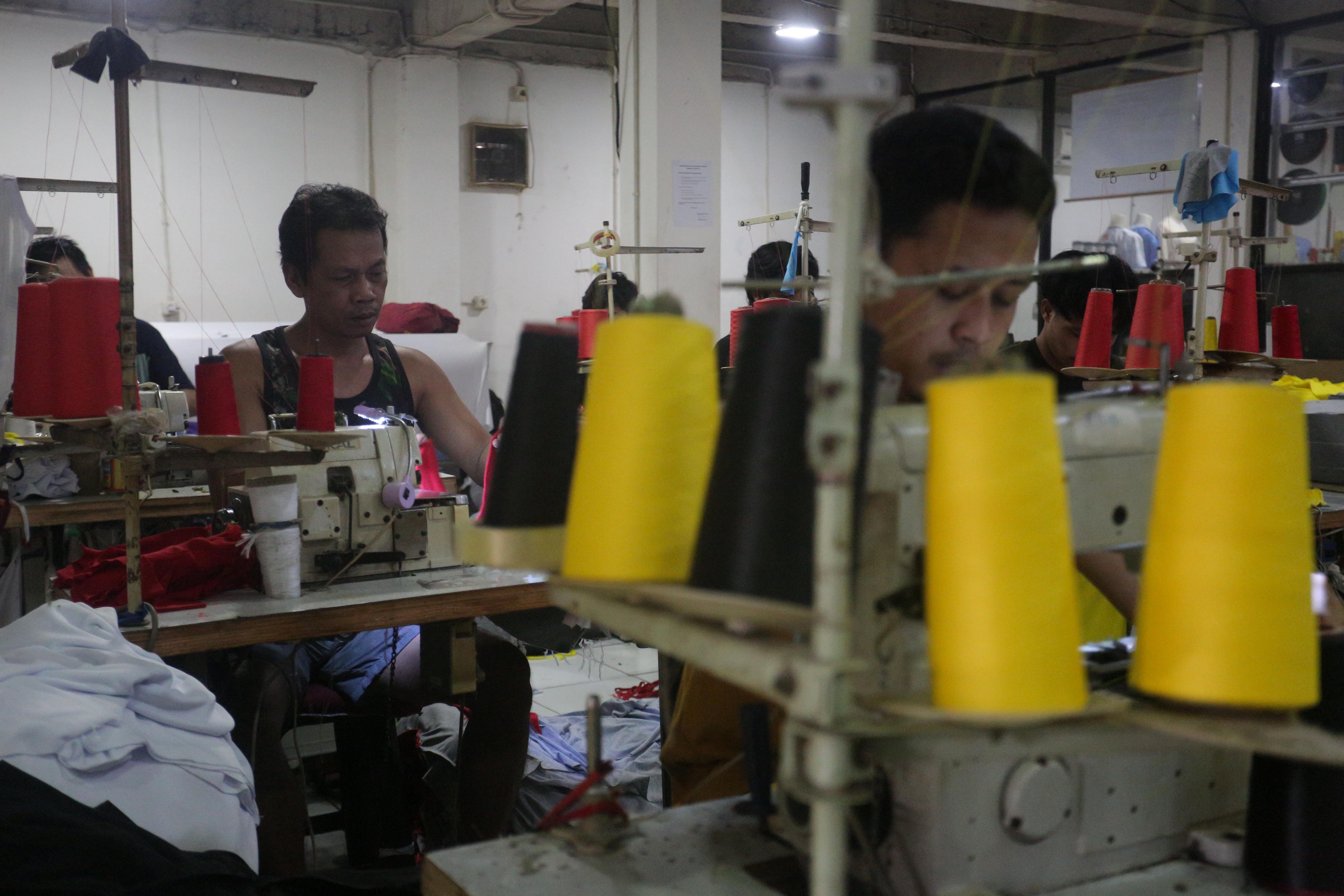 Pekerja menyelesaikan pembuatan kaos di konveksi Sinergi Adv Nusantara di kawasan Srengseng Sawah, Jakarta Selatan, Rabu (17/7/2024). Di tengah maraknya produk impor di pasaran yang mengakibatkan industri tekstil dalam negeri terpuruk, usaha konveksi masih bertahan dengan memenuhi pesanan sekitar 500 ribu kaos per bulan.