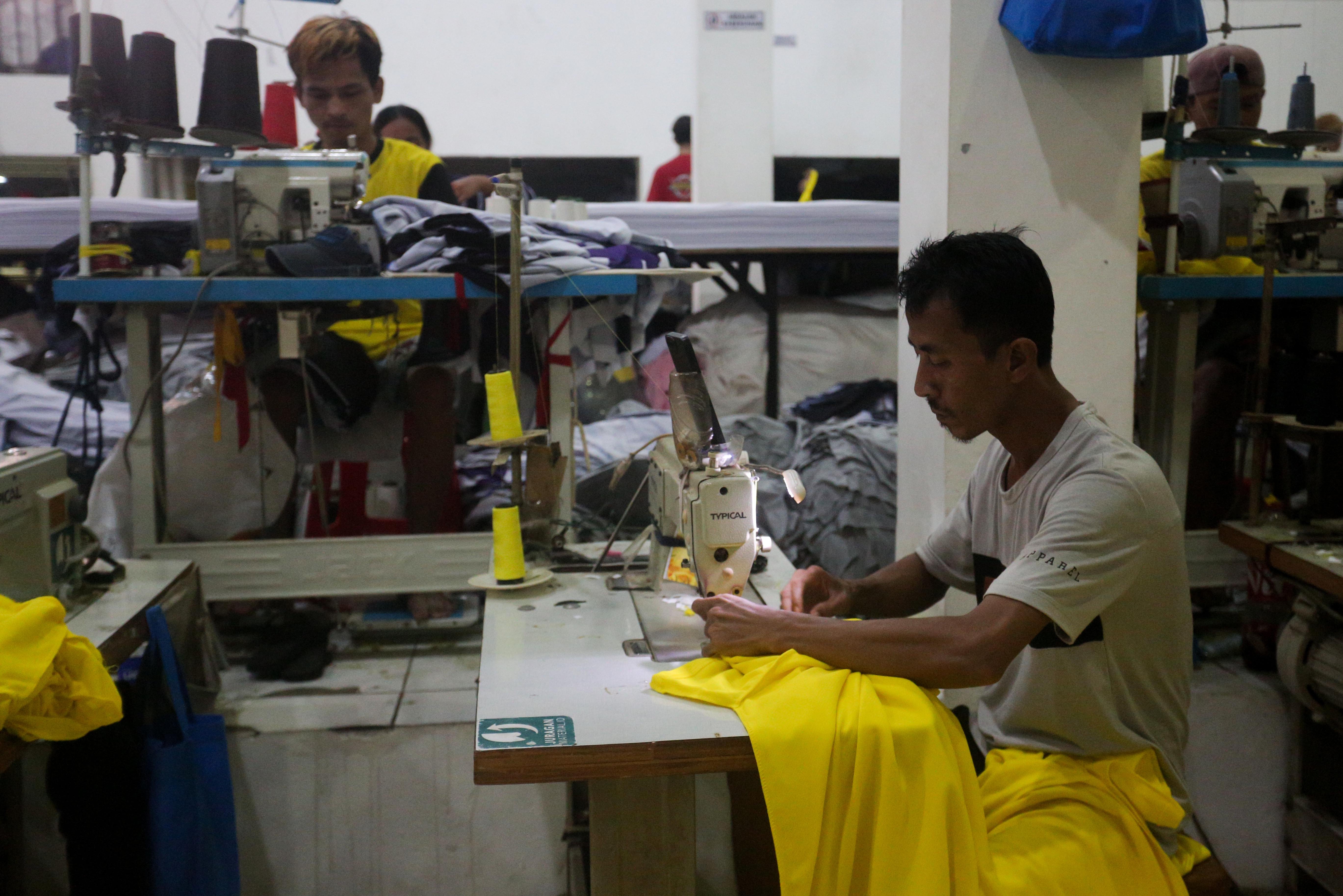 Pekerja menyelesaikan pembuatan kaos di konveksi Sinergi Adv Nusantara di kawasan Srengseng Sawah, Jakarta Selatan, Rabu (17/7/2024). Di tengah maraknya produk impor di pasaran yang mengakibatkan industri tekstil dalam negeri terpuruk, usaha konveksi masih bertahan dengan memenuhi pesanan sekitar 500 ribu kaos per bulan.