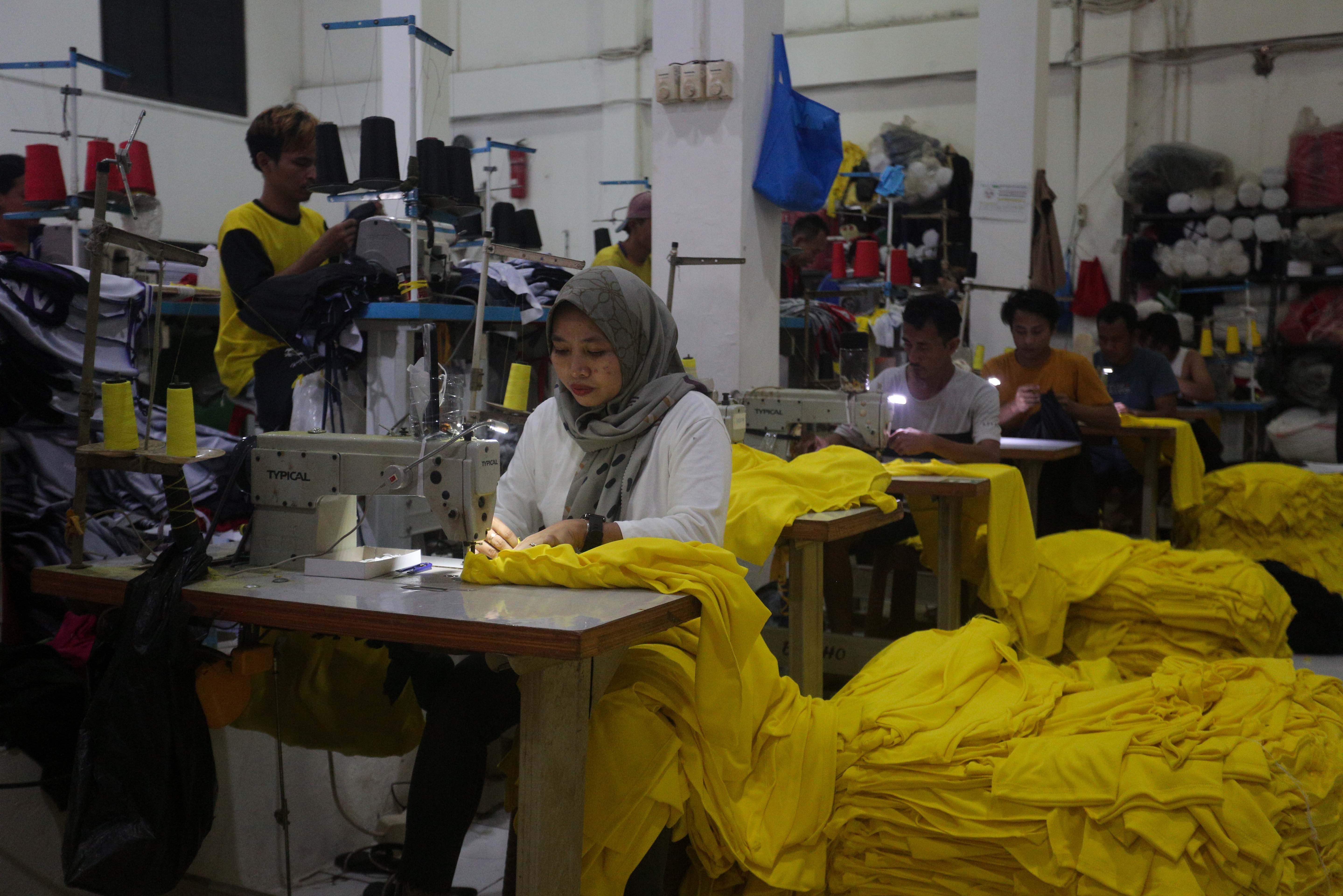 Pekerja menyelesaikan pembuatan kaos di konveksi Sinergi Adv Nusantara di kawasan Srengseng Sawah, Jakarta Selatan, Rabu (17/7/2024). Di tengah maraknya produk impor di pasaran yang mengakibatkan industri tekstil dalam negeri terpuruk, usaha konveksi masih bertahan dengan memenuhi pesanan sekitar 500 ribu kaos per bulan.