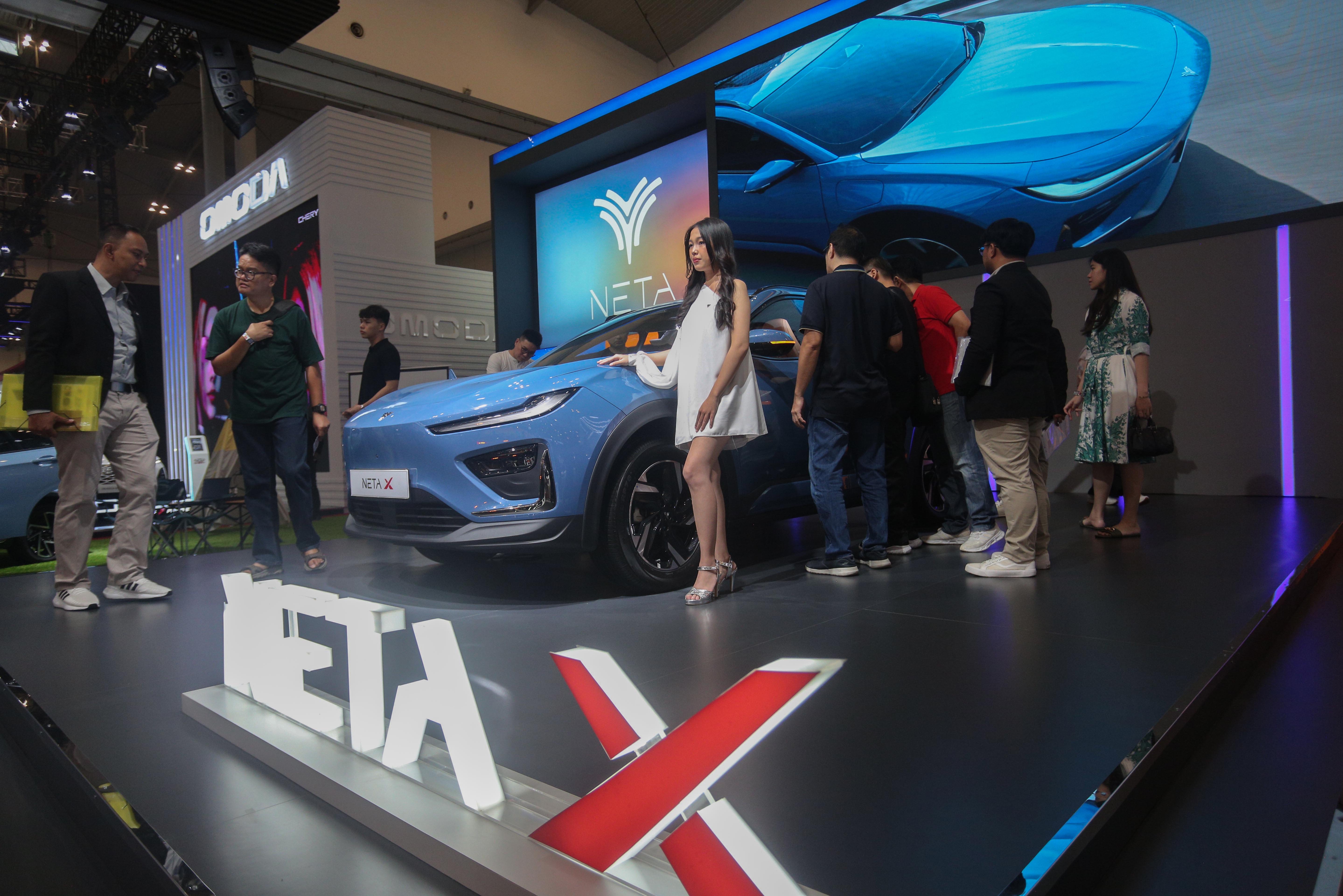 Pengunjung melihat mobil Neta X yang dipamerkan di GAIKINDO Indonesia International Auto Show (GIIAS) 2024 di ICE BSD City, Kabupaten Tangerang, Banten, Jumat (19/7/2024). Pameran otomotif yang mengusung tema \