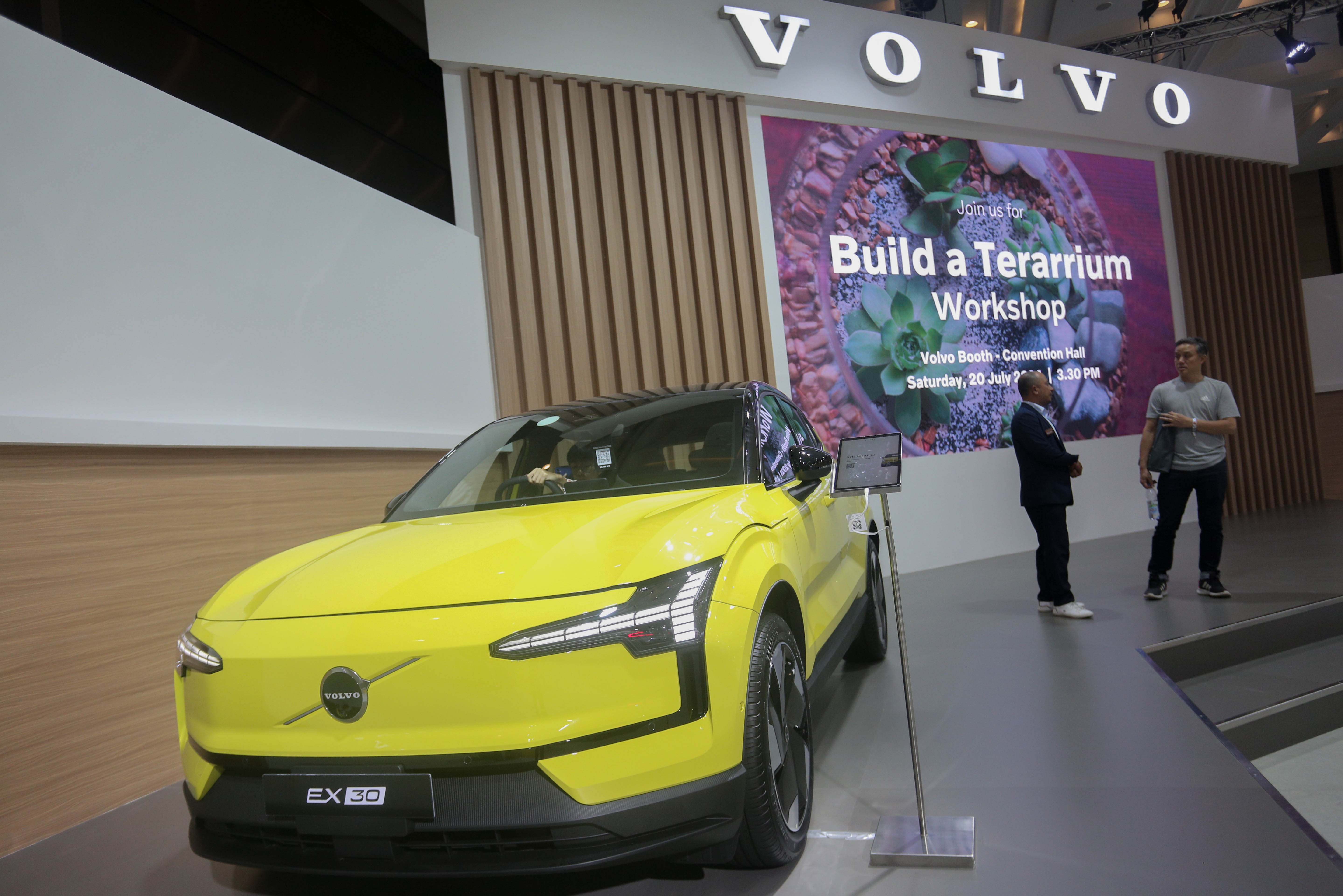 Pengunjung melihat mobil Volvo EX30 yang dipamerkan di GAIKINDO Indonesia International Auto Show (GIIAS) 2024 di ICE BSD City, Kabupaten Tangerang, Banten, Jumat (19/7/2024). Pameran otomotif yang mengusung tema \