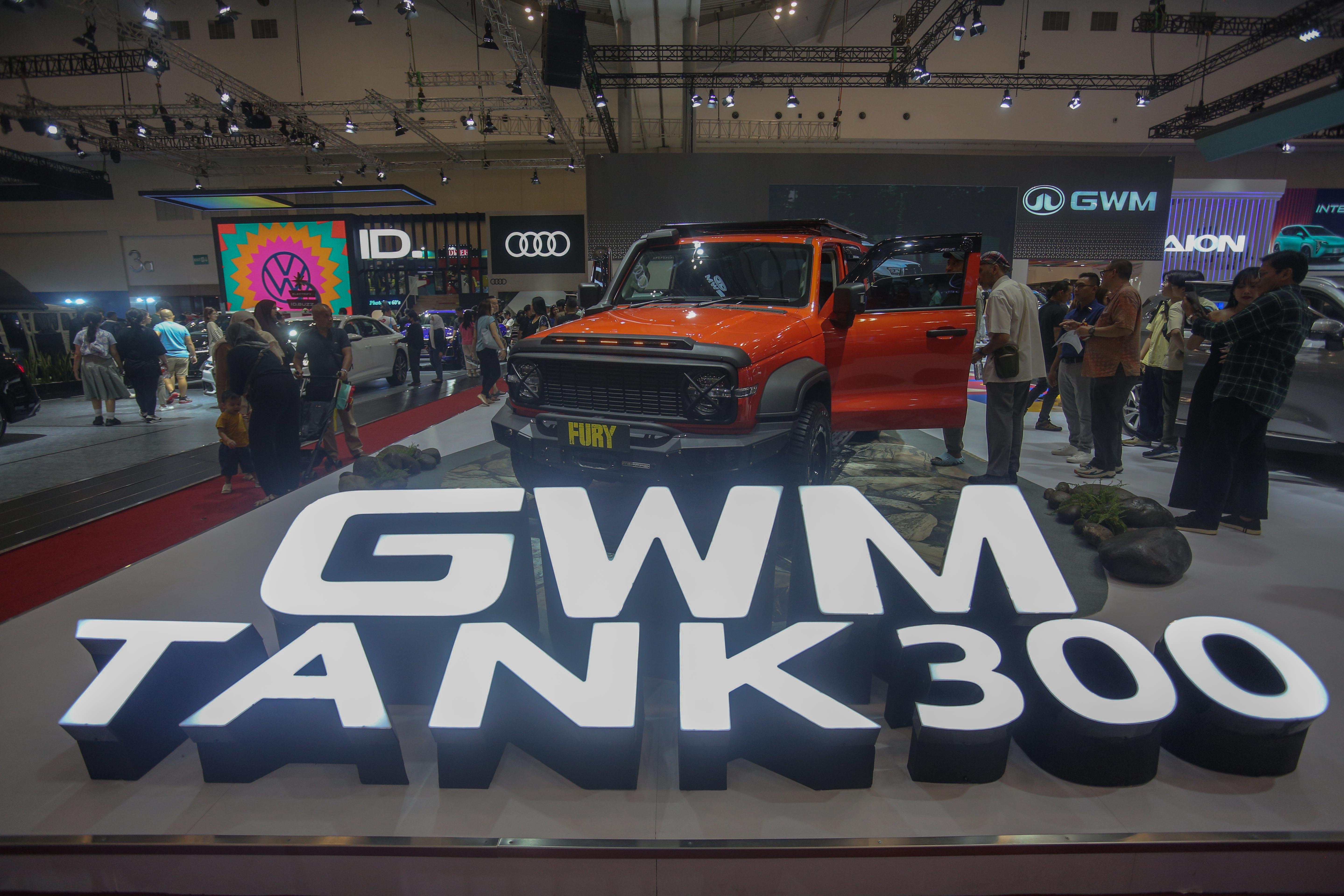 Pengunjung melihat mobil GWM Tank 300 yang dipamerkan di GAIKINDO Indonesia International Auto Show (GIIAS) 2024 di ICE BSD City, Kabupaten Tangerang, Banten, Jumat (19/7/2024). Pameran otomotif yang mengusung tema \