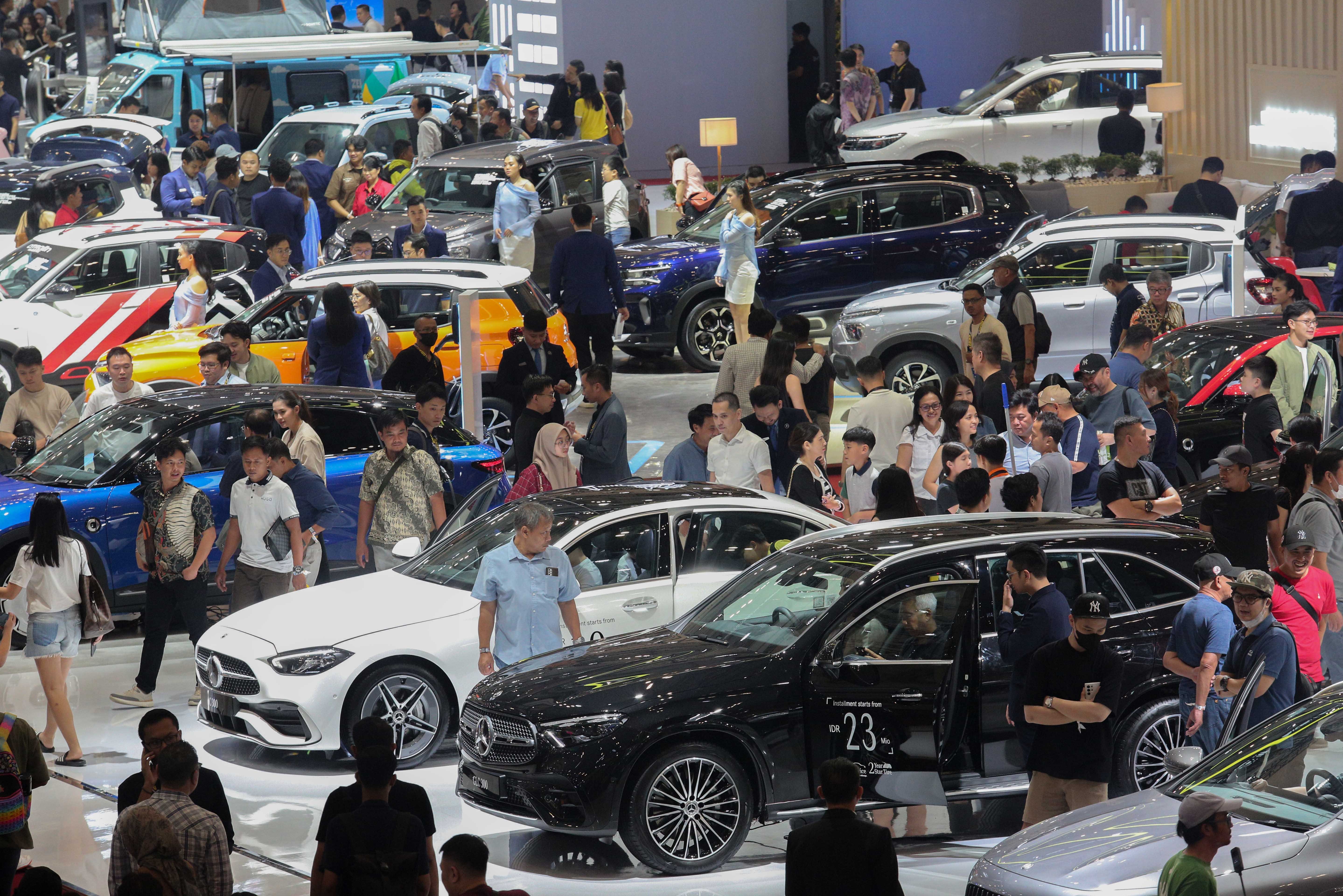 Suasana pengunjung pameran GAIKINDO Indonesia International Auto Show (GIIAS) 2024 di ICE BSD City, Kabupaten Tangerang, Banten, Jumat (19/7/2024). Pameran otomotif yang mengusung tema \