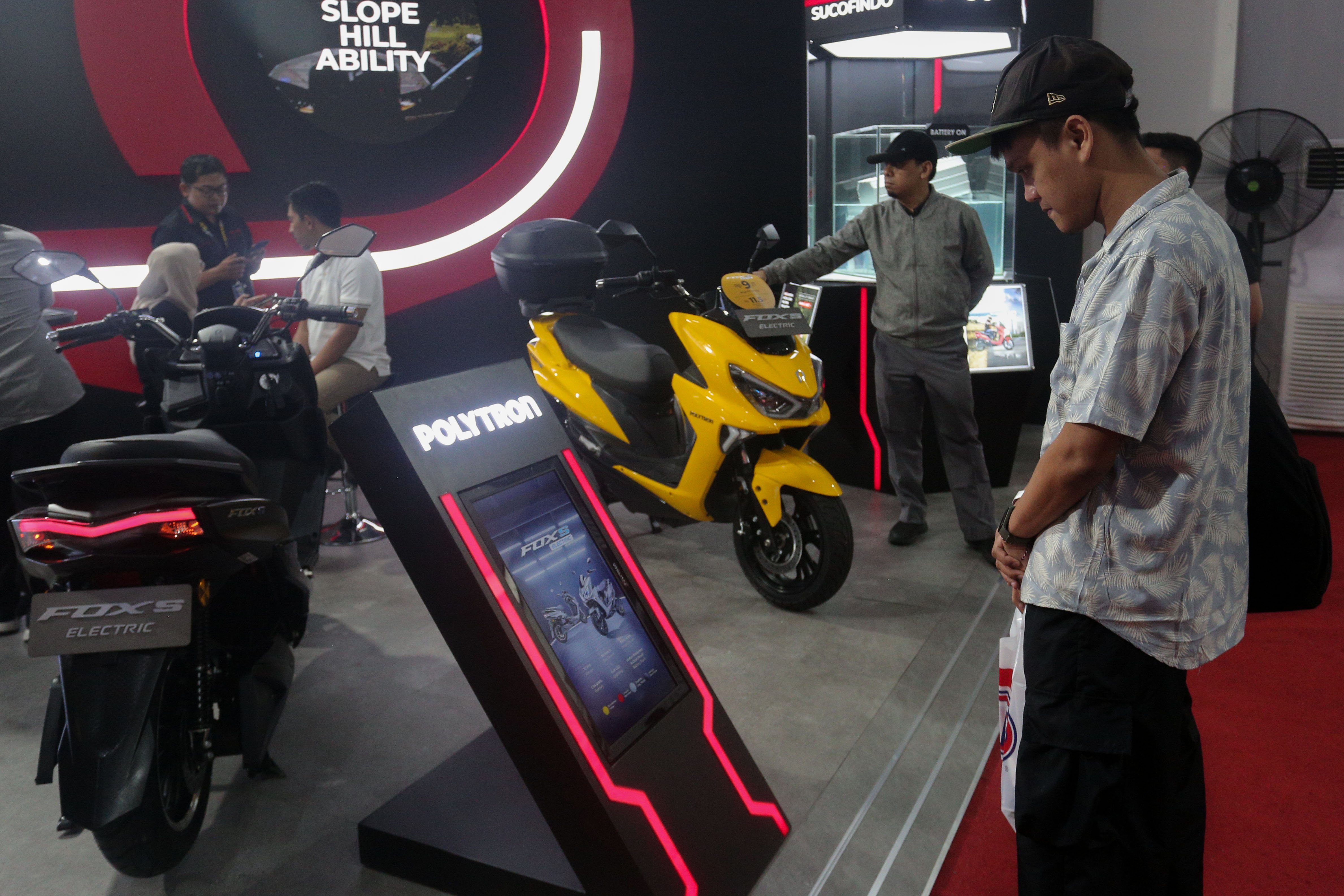 Pengunjung melihat motor listrik Polytron yang dipamerkan di GAIKINDO Indonesia International Auto Show (GIIAS) 2024 di ICE BSD City, Kabupaten Tangerang, Banten, Jumat (19/7/2024). Pameran otomotif yang mengusung tema \