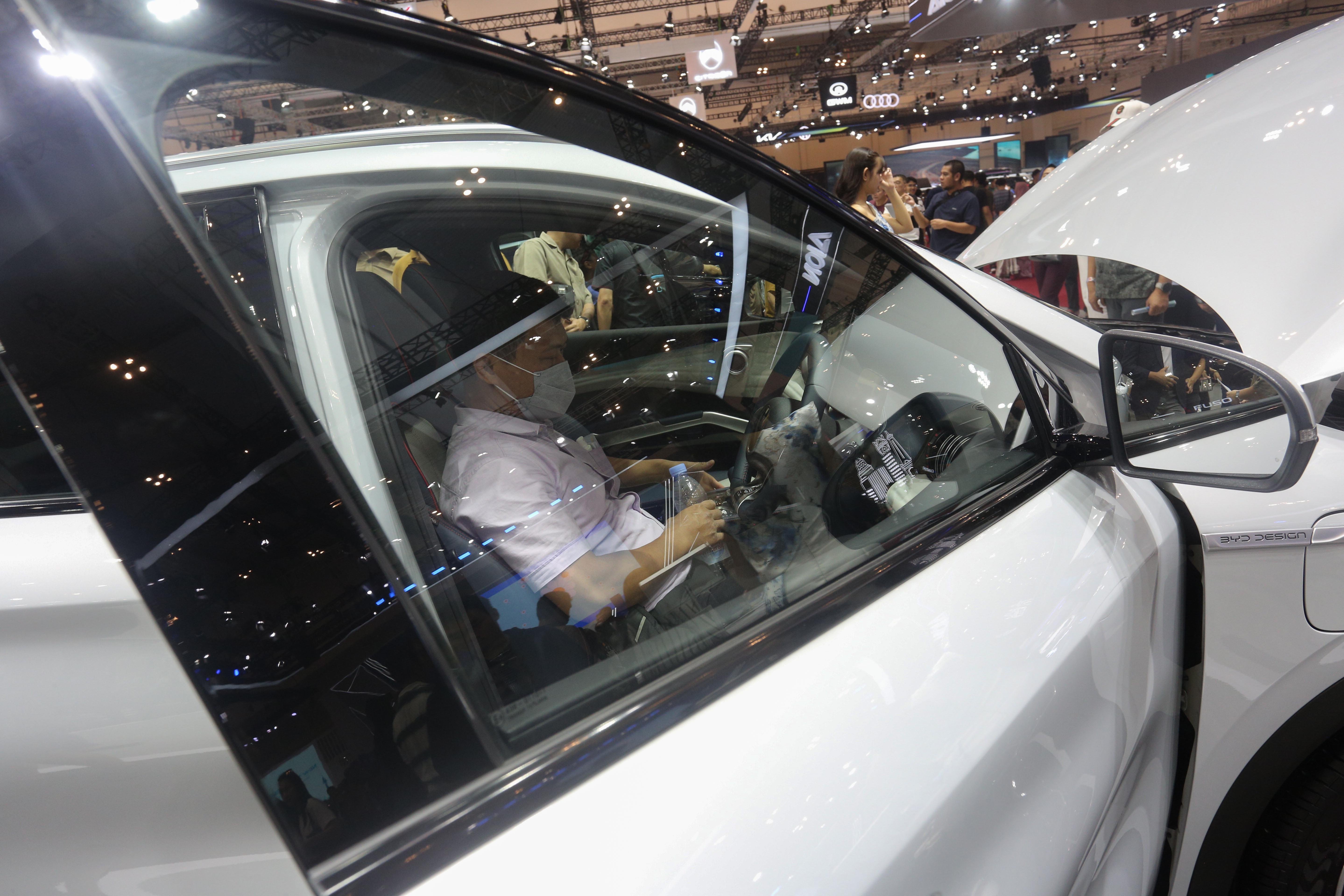 Pengunjung melihat interior mobil BYD yang dipamerkan di GAIKINDO Indonesia International Auto Show (GIIAS) 2024 di ICE BSD City, Kabupaten Tangerang, Banten, Jumat (19/7/2024). Pameran otomotif yang mengusung tema \