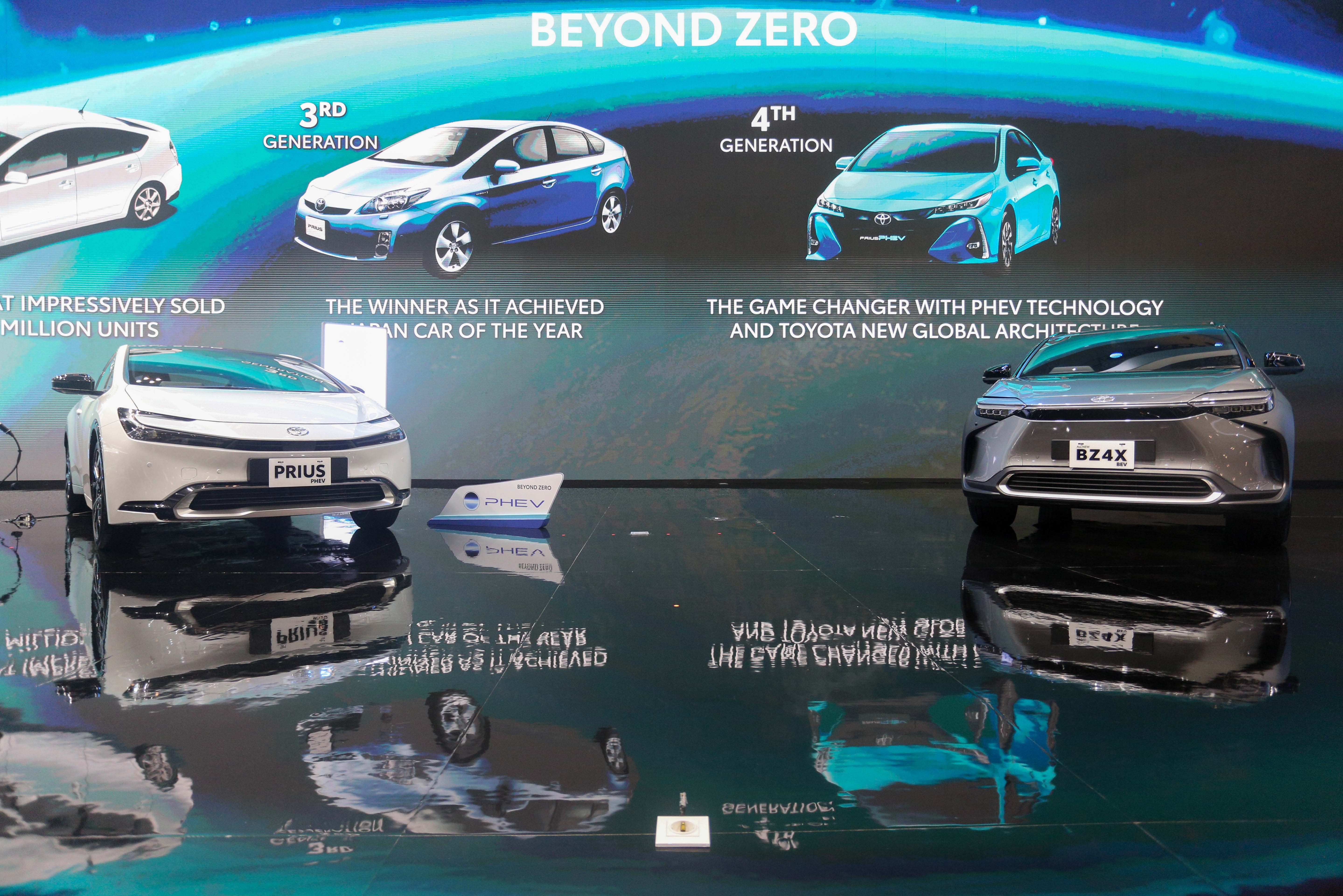 Mobil Toyota Prius PHEV (kiri) dan BZ4X BEV (kanan) yang dipamerkan di GAIKINDO Indonesia International Auto Show (GIIAS) 2024 di ICE BSD City, Kabupaten Tangerang, Banten, Jumat (19/7/2024). Pameran otomotif yang mengusung tema \