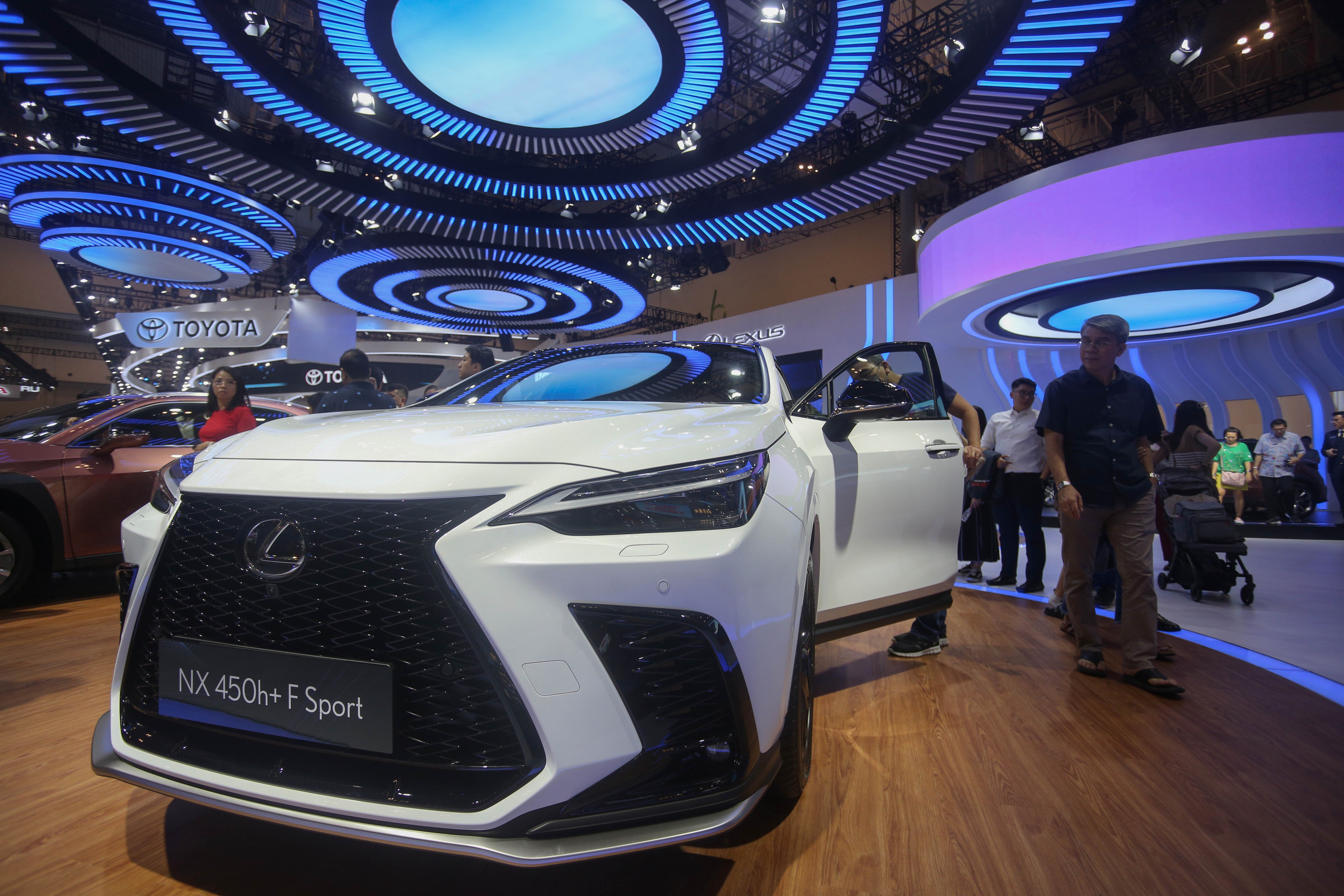 Pengunjung melihat mobil Lexus NX 450h+ F Sport yang dipamerkan di GAIKINDO Indonesia International Auto Show (GIIAS) 2024 di ICE BSD City, Kabupaten Tangerang, Banten, Jumat (19/7/2024). Pameran otomotif yang mengusung tema 