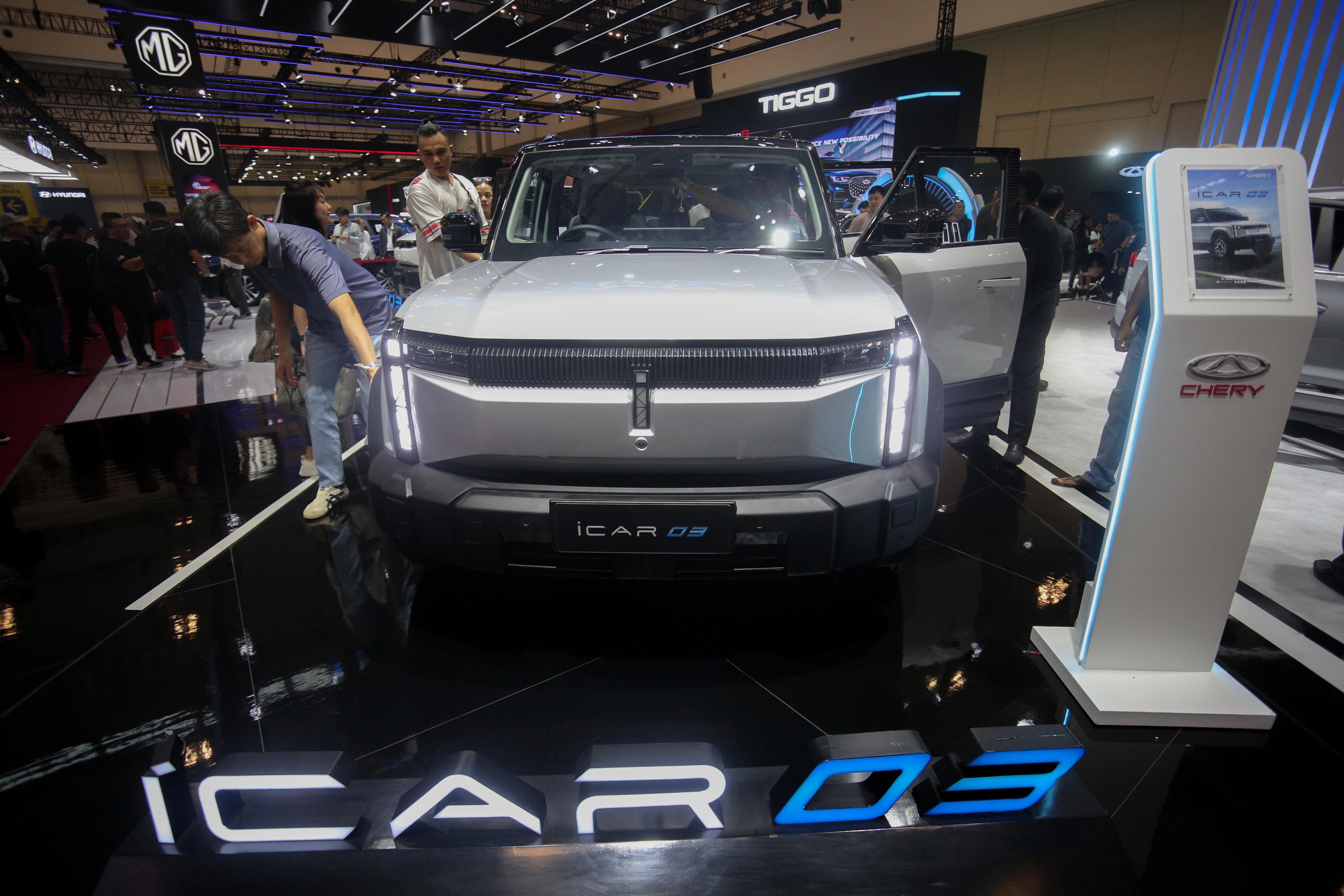 Pengunjung melihat mobil Chery iCar 03 yang dipamerkan di GAIKINDO Indonesia International Auto Show (GIIAS) 2024 di ICE BSD City, Kabupaten Tangerang, Banten, Jumat (19/7/2024). Pameran otomotif yang mengusung tema \