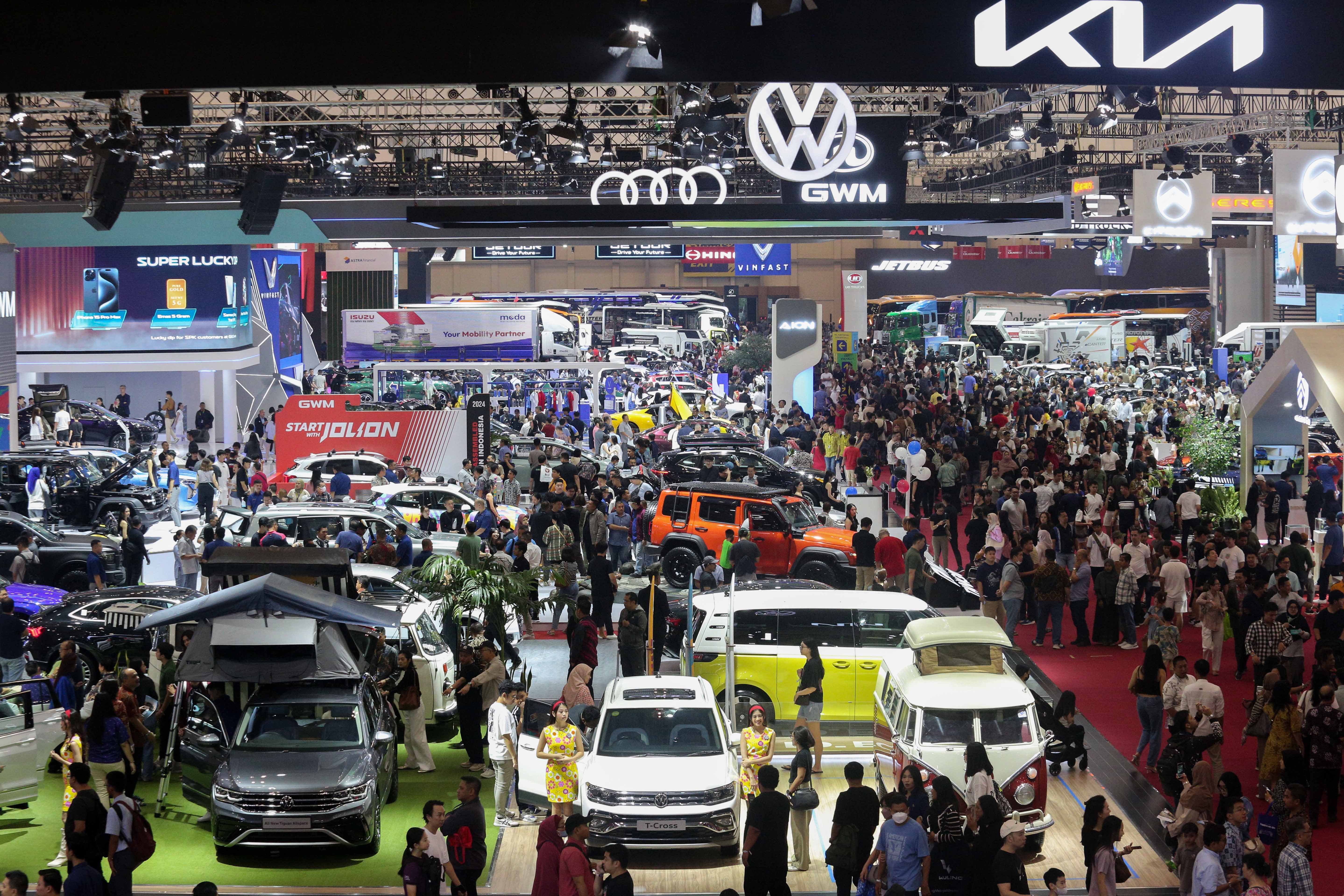 Suasana pengunjung pameran GAIKINDO Indonesia International Auto Show (GIIAS) 2024 di ICE BSD City, Kabupaten Tangerang, Banten, Jumat (19/7/2024). Pameran otomotif yang mengusung tema \