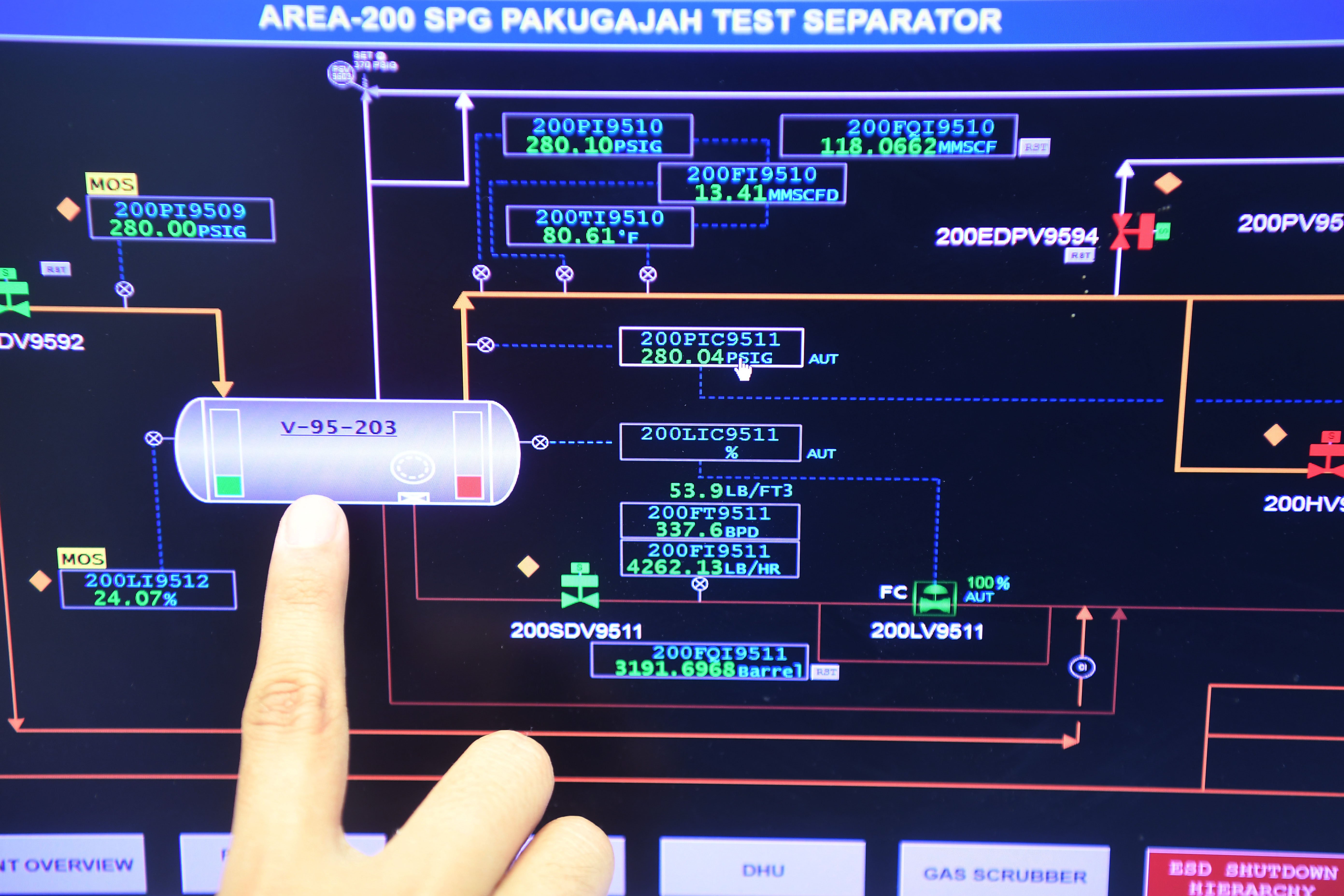 Perwira memeriksa parameter operasi di ruangan pengendali operasi lapangan, Stasiun Pengumpul Gas (SPG) Pakugajah Pertamina EP Prabumulih Field, Kabupaten Muara Enim, Sumatera Selatan.