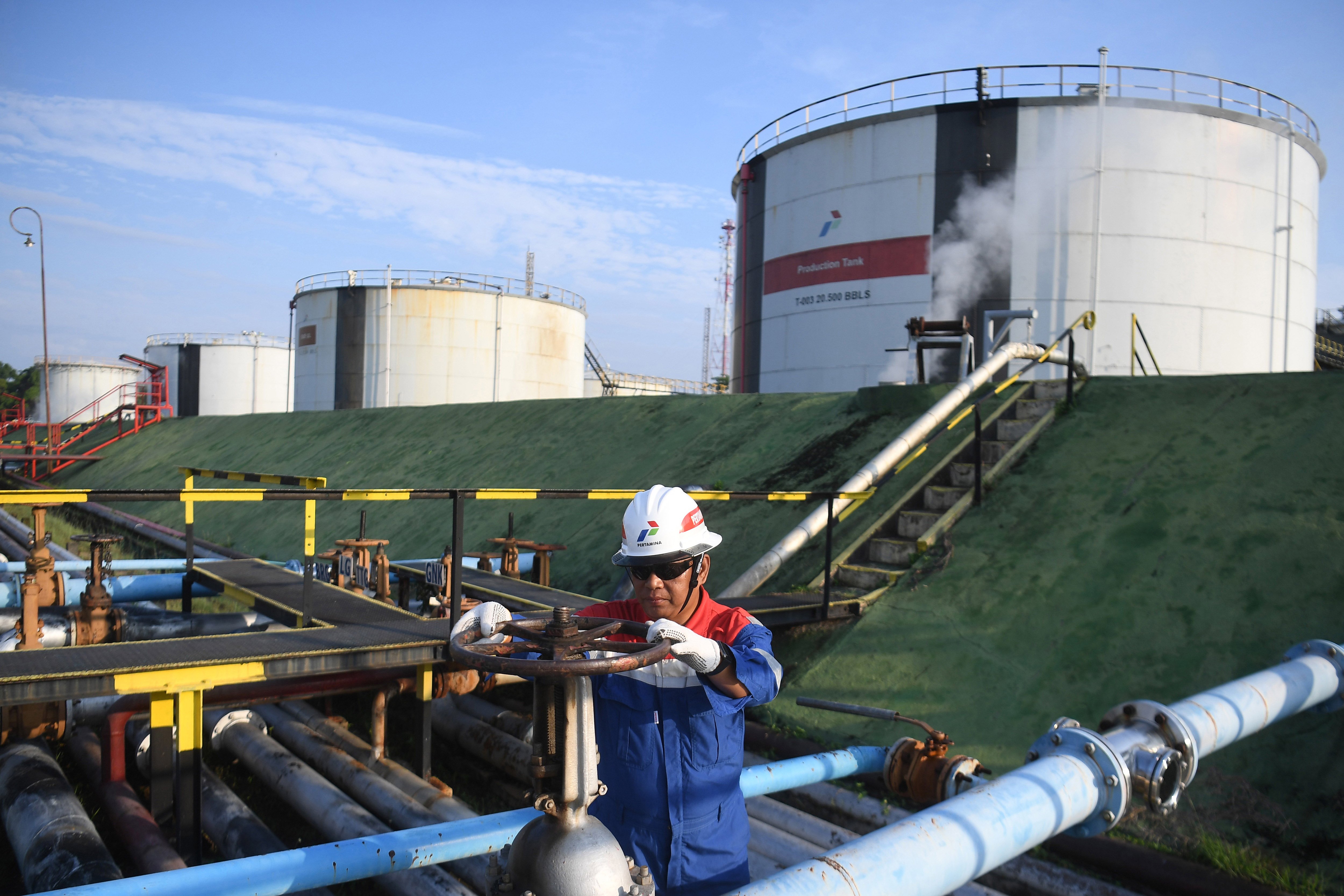 Perwira memeriksa kran air terproduksi di Pusat Pengumpul Produksi (PPP) Pertamina EP Prabumulih Field, Sumatera Selatan.