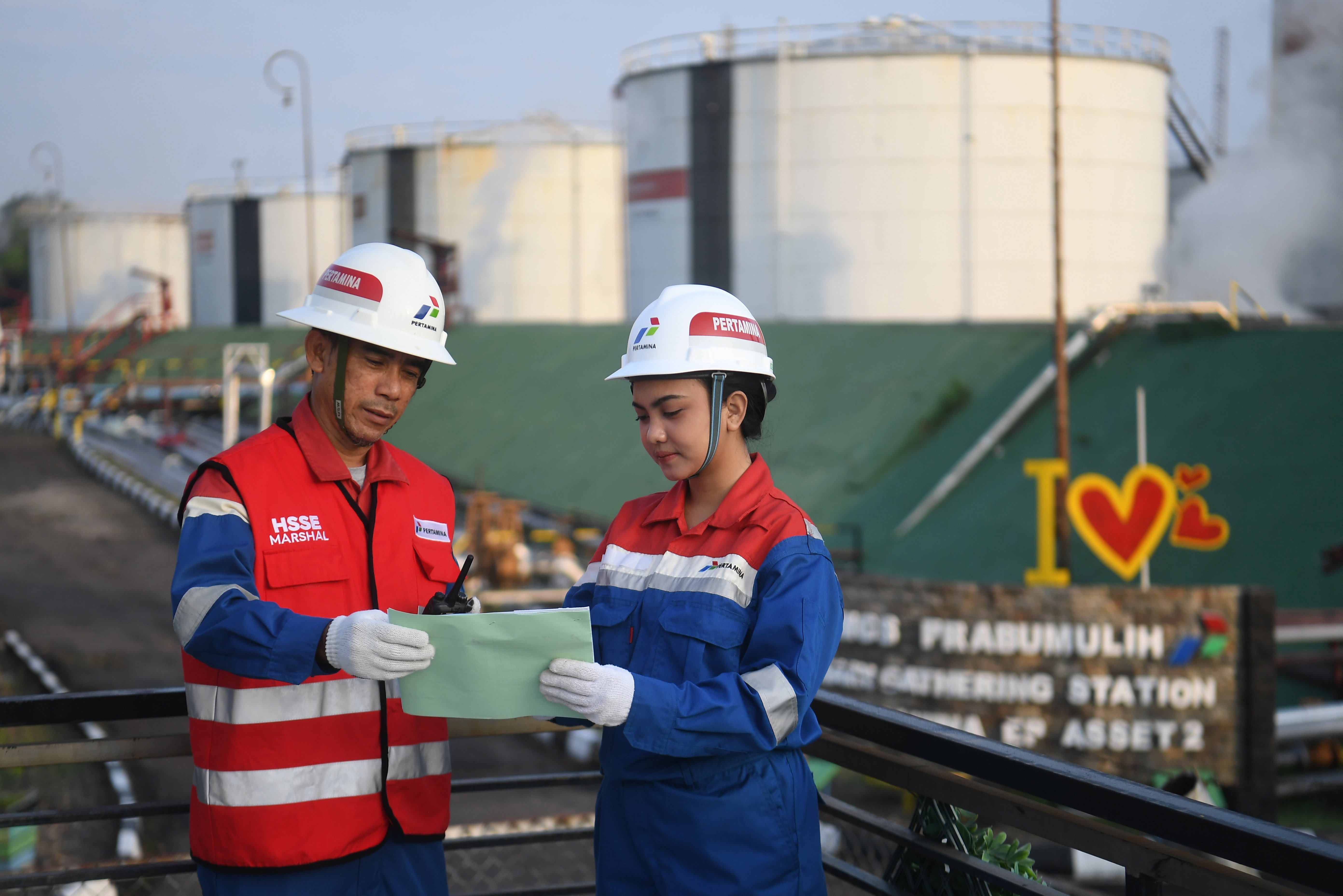 Perwira memeriksa daftar kelengkapan aspek keselamatan di Pusat Pengumpul Produksi (PPP) Pertamina EP Prabumulih Field, Sumatera Selatan.