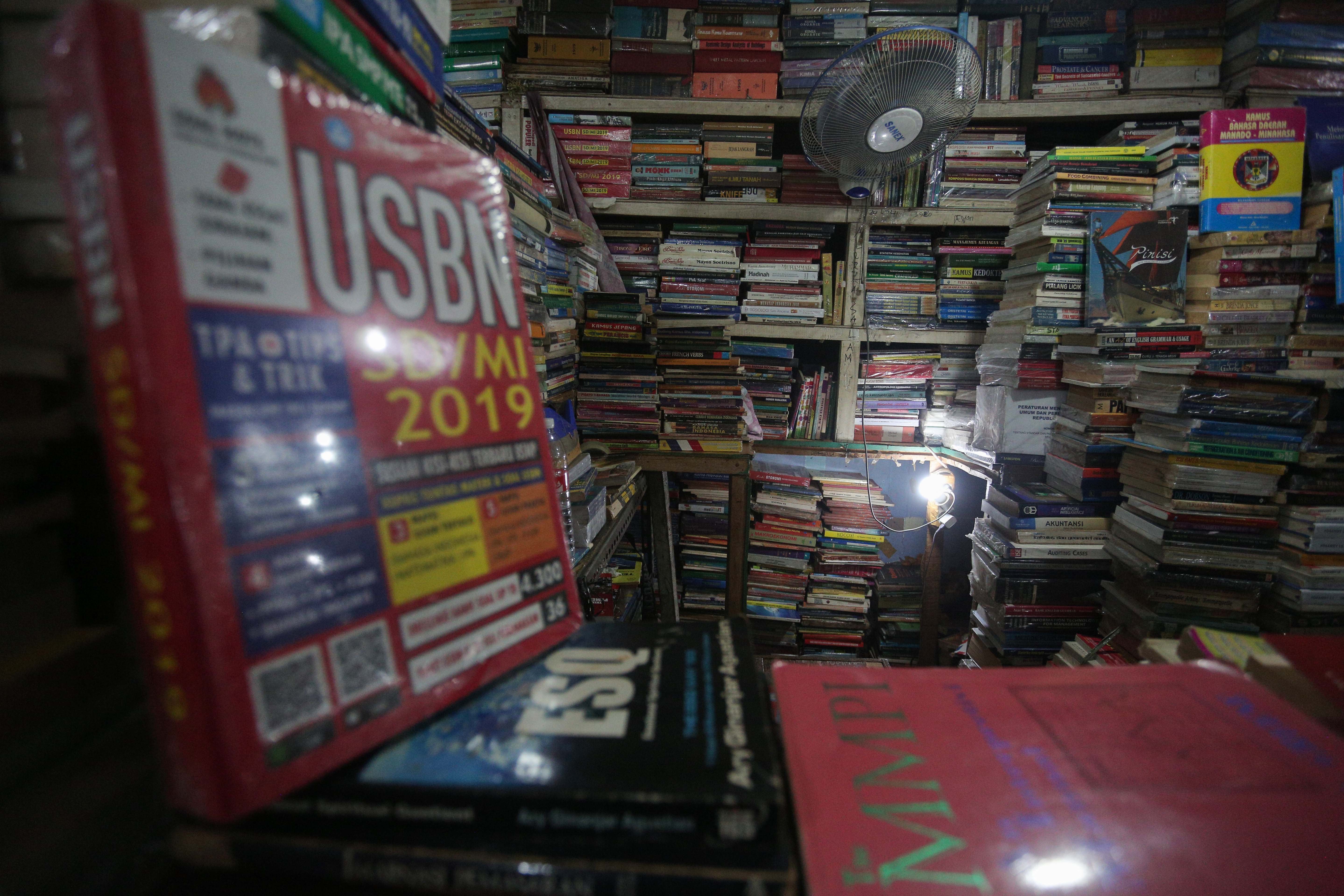 Sejumlah buku yang dijual di Pasar Buku Kwitang, Jakarta, Rabu (24/7/2024). Berdasarkan penuturan pedagang, berkembangnya teknologi membuat masyarakat beralih dari membaca buku fisik ke digital sehingga penjualan buku di pasar tersebut mengalami penurunan yang cukup signifikan.