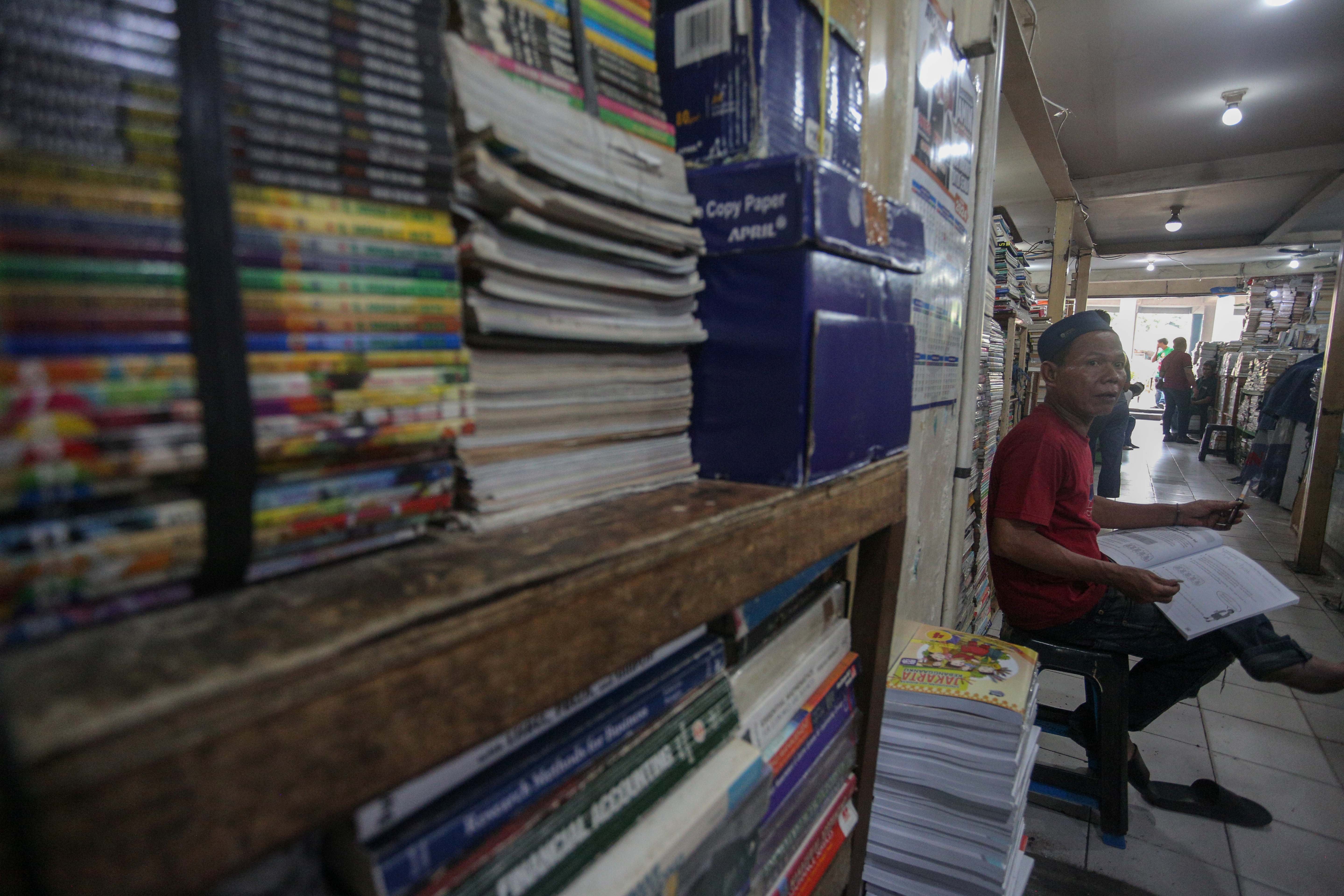 Pedagang menunggu pembeli di Pasar Buku Kwitang, Jakarta Pusat, Rabu (24/7/2024). Berdasarkan penuturan pedagang, berkembangnya teknologi membuat masyarakat beralih dari membaca buku fisik ke digital sehingga penjualan buku di pasar tersebut mengalami penurunan yang cukup signifikan.