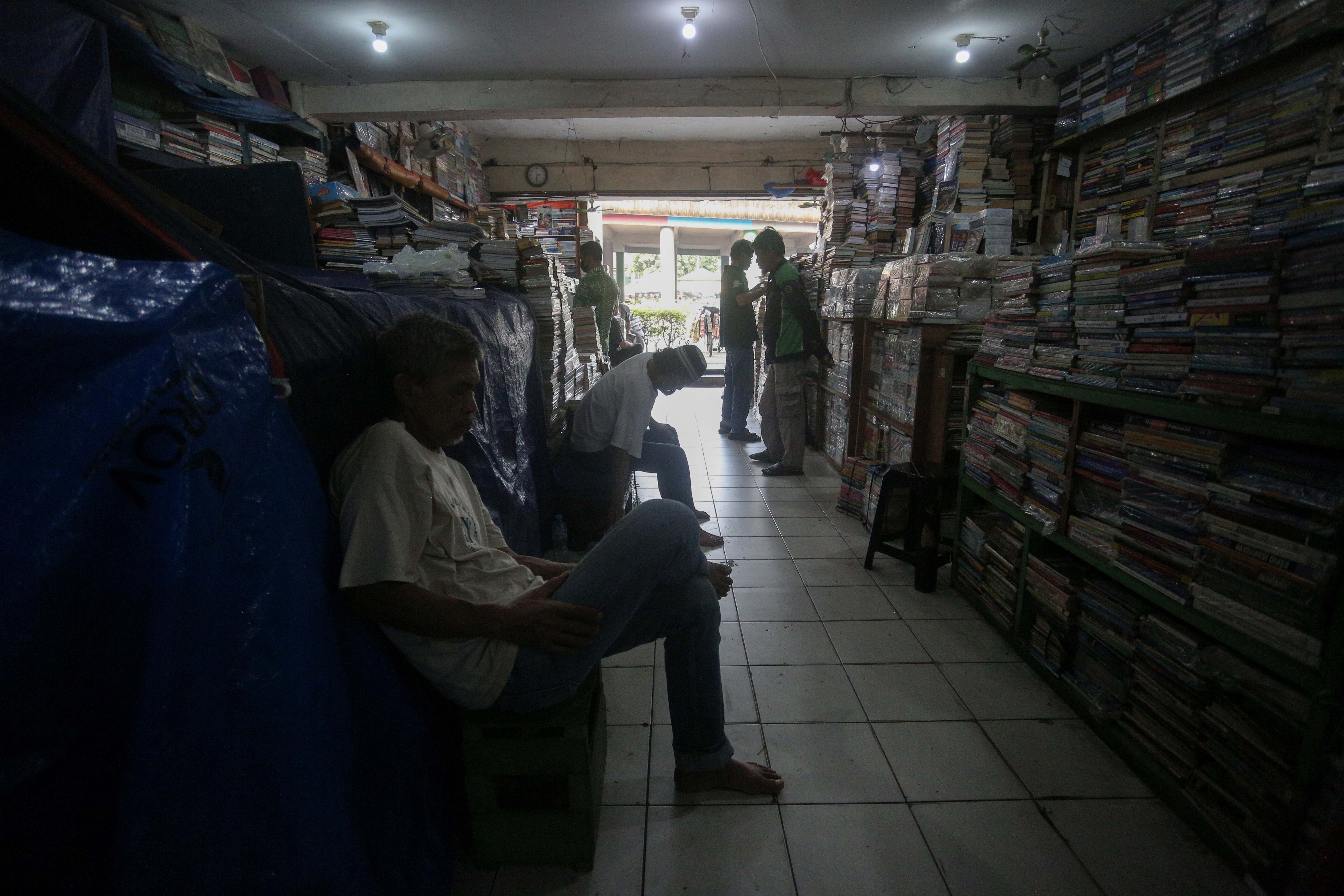 Pedagang menunggu pembeli di Pasar Buku Kwitang, Jakarta Pusat, Rabu (24/7/2024). Berdasarkan penuturan pedagang, berkembangnya teknologi membuat masyarakat beralih dari membaca buku fisik ke digital sehingga penjualan buku di pasar tersebut mengalami penurunan yang cukup signifikan.