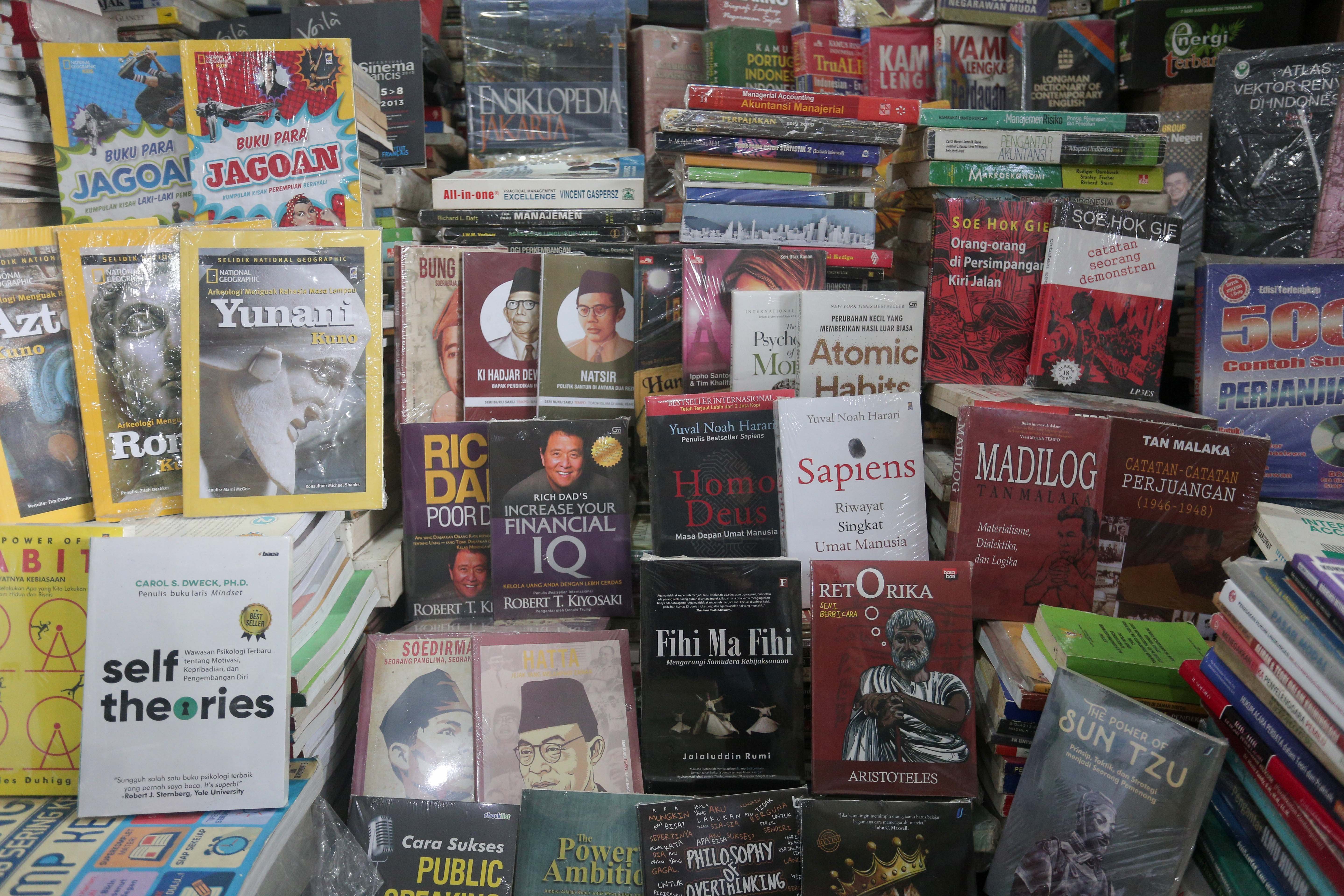 Sejumlah buku yang dijual di Pasar Buku Kwitang, Jakarta, Rabu (24/7/2024). Berdasarkan penuturan pedagang, berkembangnya teknologi membuat masyarakat beralih dari membaca buku fisik ke digital sehingga penjualan buku di pasar tersebut mengalami penurunan yang cukup signifikan.