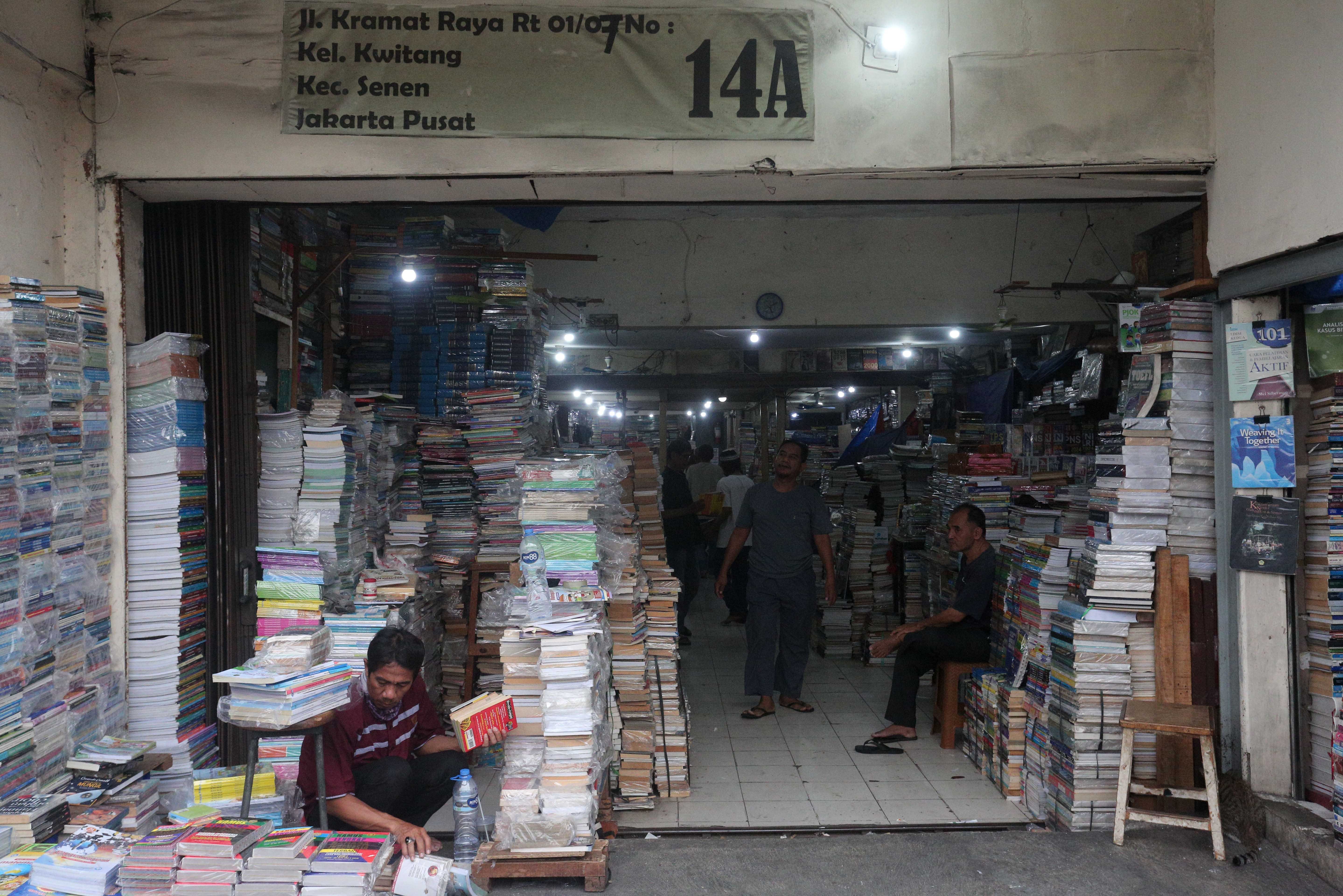 Suasana Pasar Buku Kwitang di Jakarta Pusat, Rabu (24/7/2024). Berdasarkan penuturan pedagang, berkembangnya teknologi membuat masyarakat beralih dari membaca buku fisik ke digital sehingga penjualan buku di pasar tersebut mengalami penurunan yang cukup signifikan.