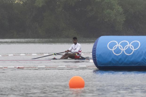 Atlet rowing putra Indonesia La Memo memacu kecepatan pada babak penyisihan nomor single sculls putra cabang dayung Olimpiade Paris 2024 di Nautical St - Flatwater, Paris, Prancis, Sabtu (27/7/2024). Memo menduduki peringkat kelima dengan catatan waktu 7 menit 19,33 detik.