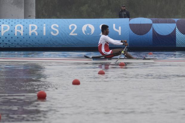 Atlet rowing putra Indonesia La Memo memacu kecepatan pada babak penyisihan nomor single sculls putra cabang dayung Olimpiade Paris 2024 di Nautical St - Flatwater, Paris, Prancis, Sabtu (27/7/2024). Memo menduduki peringkat kelima dengan catatan waktu 7 menit 19,33 detik.