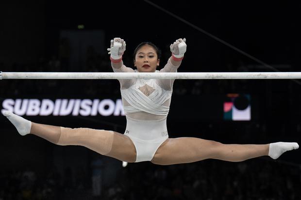 Pesenam putri Indonesia Rifda Irfanaluthfi melakukan gerakan pada nomor palang bertingkat saat pemanasan kualifikasi senam artistik putri subdivision 1 Olimpiade Paris 2024 di Bercy Arena, Paris, Prancis, Minggu (28/7/2024).