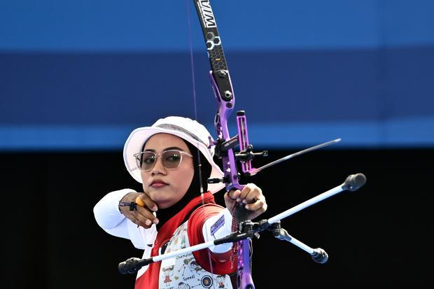 Pemanah putri Indonesia Diananda Choirunisa (tengah) melepaskan anak panah ke sasaran saat melawan pemanah Amerika Serikat Catalina Gnoriega pada babak 32 besar panahan nomor perorangan putri Olimpiade Paris 2024 di Esplanade des Invalides, Paris, Prancis, Selasa (30/7/2024). Diananda melaju ke babak 16 besar setelah menang atas Catalina Gnoriega dengan skor 6-5.