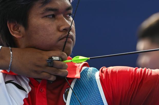 Pemanah putra Indonesia Arif Pangestu membidik sasaran saat melawan pemanah Taiwan Tang Chih-Chun pada babak 64 besar panahan nomor perorangan putra Olimpiade Paris 2024 di Esplanade des Invalides, Paris, Prancis, Selasa (30/7/2024). Arif Pangestu kalah 1-7 dan terhenti di babak pertama nomor individu.