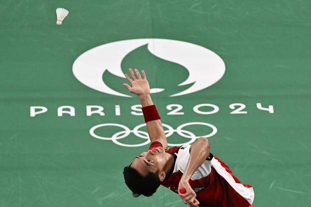 Pebulu tangkis tunggal putra Indonesia Jonatan Christie mengembalikan kok ke pebulu tangkis India Lakshya Sen pada babak penyisihan grup L Olimpiade Paris 2024 di Porte De La Chapella Arena, Paris, Prancis, Rabu (31/7/2024). Jonatan Christie kalah dengan skor 18-21, 12-21 atas Lakshya Sen.