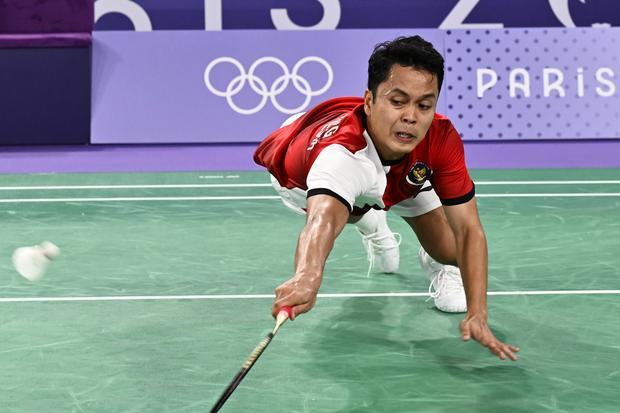 Pebulu tangkis tunggal putra Indonesia Anthony Sinisuka Ginting berusaha mengembalikan kok ke lawannya pebulu tangkis Prancis Toma Junior Popov pada babak penyisihan grup H Olimpiade Paris 2024 di Porte De La Chapella Arena, Paris, Prancis, Rabu (31/7/2024).