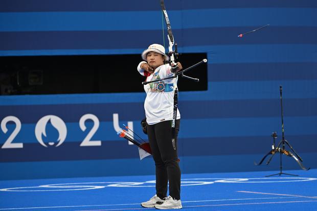 Pemanah putri Rezza Octavia melepaskan anak panah saat melawan pemanah Korea Selatan Lim Sihyeon pada babak 32 besar panahan perorangan putri Olimpiade Paris 2024 di Esplanade des Invaldes, Paris, Prancis, Kamis (1/8/2024). Rezza tersingkir di babak 32 besar dengan skor 6-0 atas Lim Sihyeon.