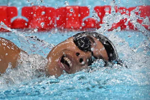 Perenang putri Indonesia Azzahra Permatahani memacu kecepatan renangnya saat mengikuti kualifikasi renang nomor 200 m gaya ganti putri Olimpiade Paris 2024 di Paris La Défense Arena, Paris, Prancis, Jumat (2/8/2024). Pada kualifikasi tersebut Azzahra mencatatkan waktu 2 menit 20,51 detik.