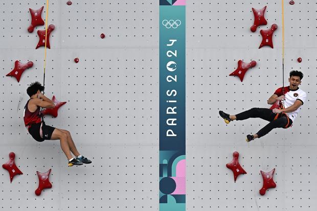 Atlet panjat tebing putra Indonesia Veddriq Leonardo (kanan) melakukan selebrasi usai mengalahkan atlet China Wu Peng pada final nomor speed putra Olimpiade Paris 2024 di Le Bourget Climbing Venue, Paris, Prancis, Kamis (8/8/2024). Veddriq Leonardo berhasil meraih medali emas dengan catatan waktu 4,75 detik.