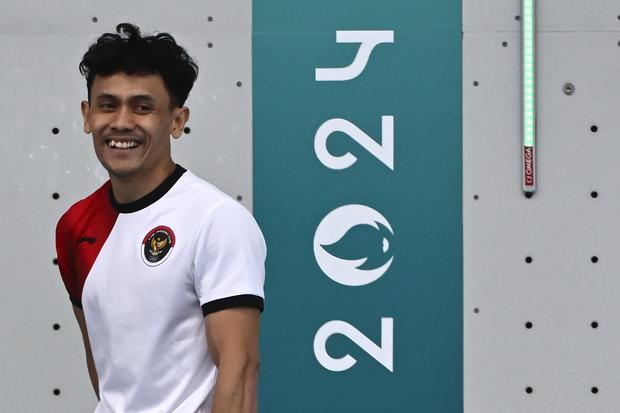 Atlet panjat tebing putra Indonesia Veddriq Leonardo tersenyum usai mengalahkan atlet China Wu Peng pada final nomor speed putra Olimpiade Paris 2024 di Le Bourget Climbing Venue, Paris, Prancis, Kamis (8/8/2024). Veddriq Leonardo berhasil meraih medali emas dengan catatan waktu 4,75 detik.