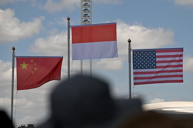 Bendera Merah Putih berkibar saat upacara penganugerahan medali juara nomor speed putra Olimpiade Paris 2024 di Le Bourget Climbing Venue, Paris, Prancis, Kamis (8/8/2024). Atlet panjat tebing putra Indonesia Veddriq Leonardo berhasil meraih medali emas dengan catatan waktu 4,75 detik mengalahkan atlet China Wu Peng yang mencatatkan waktu 4,77 detik.