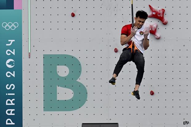 Atlet panjat tebing putra Indonesia Veddriq Leonardo memanjatkan doa seusai mengalahkan atlet China Wu Peng pada final nomor speed putra Olimpiade Paris 2024 di Le Bourget Climbing Venue, Paris, Prancis, Kamis (8/8/2024). Veddriq Leonardo berhasil meraih medali emas dengan catatan waktu 4,75 detik.