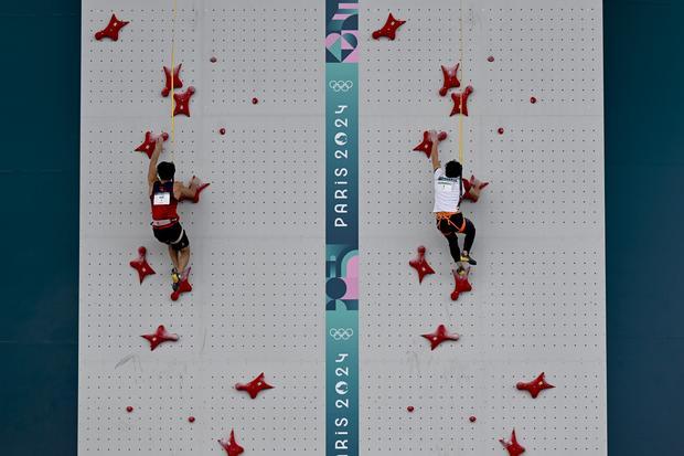 Atlet panjat tebing putra Indonesia Veddriq Leonardo (kanan) beradu cepat dengan atlet China Wu Peng pada final nomor speed putra Olimpiade Paris 2024 di Le Bourget Climbing Venue, Paris, Prancis, Kamis (8/8/2024). Veddriq Leonardo berhasil meraih medali emas dengan catatan waktu 4,75 detik.