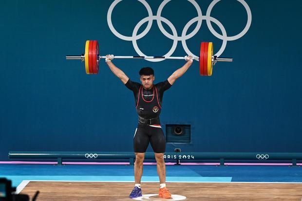 Lifter Indonesia Rizki Juniansyah melakukan angkatan dalam kelas 73 kg putra Olimpiade Paris 2024 di South Paris Arena, Paris, Prancis, Kamis (8/8/2024).