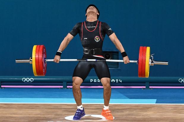 Lifter Indonesia Rizki Juniansyah melakukan angkatan dalam kelas 73 kg putra Olimpiade Paris 2024 di South Paris Arena, Paris, Prancis, Kamis (8/8/2024).