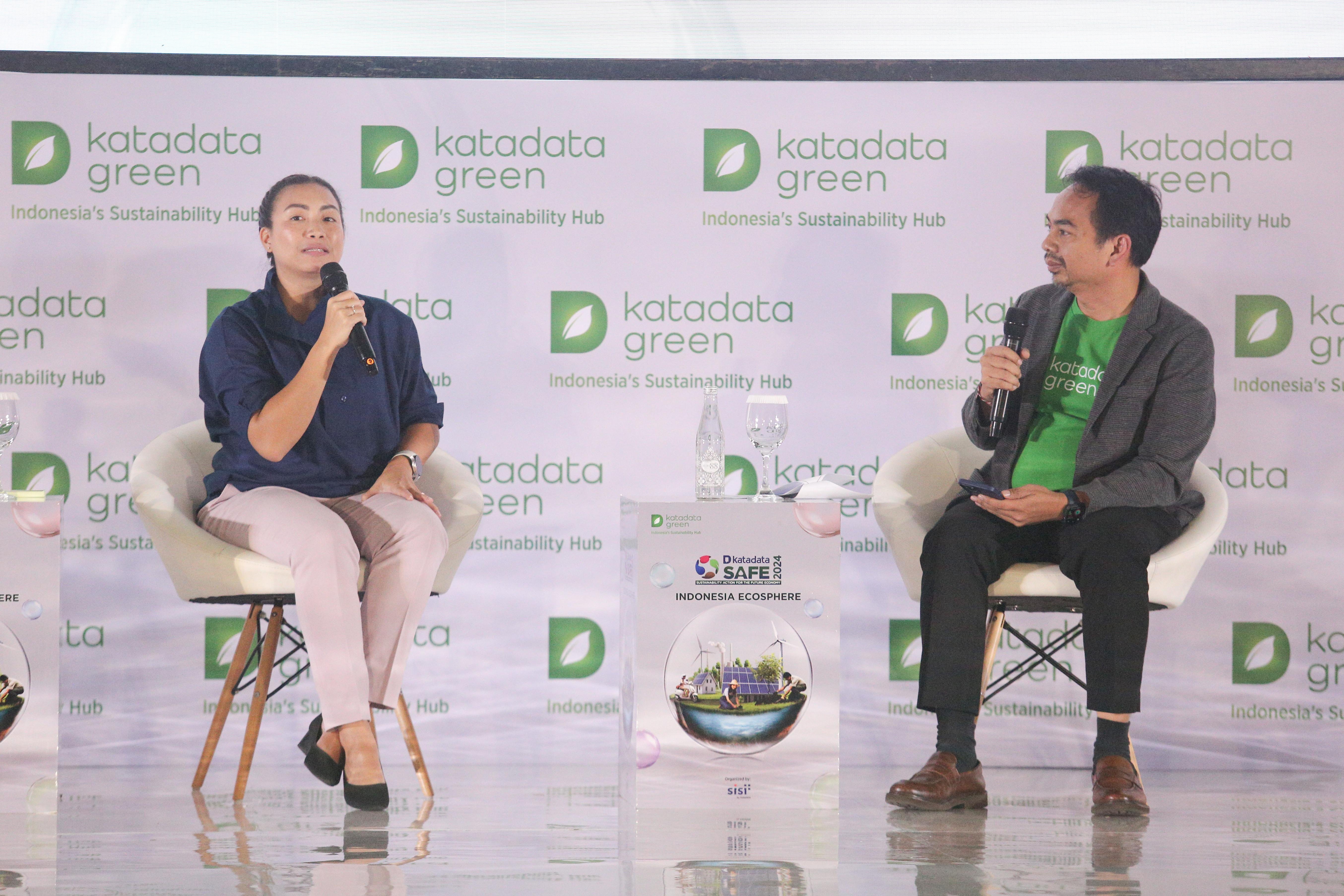 Politikus, Rahayu Saraswati (kiri) didampingi Chief Operating Officer Katadata, Ade Wahyudi menyampaikan materi saat acara Katadata Sustainability Action for the Future Economy (SAFE) 2024 di Jakarta, Kamis (8/8/2024). Mengusung tema 