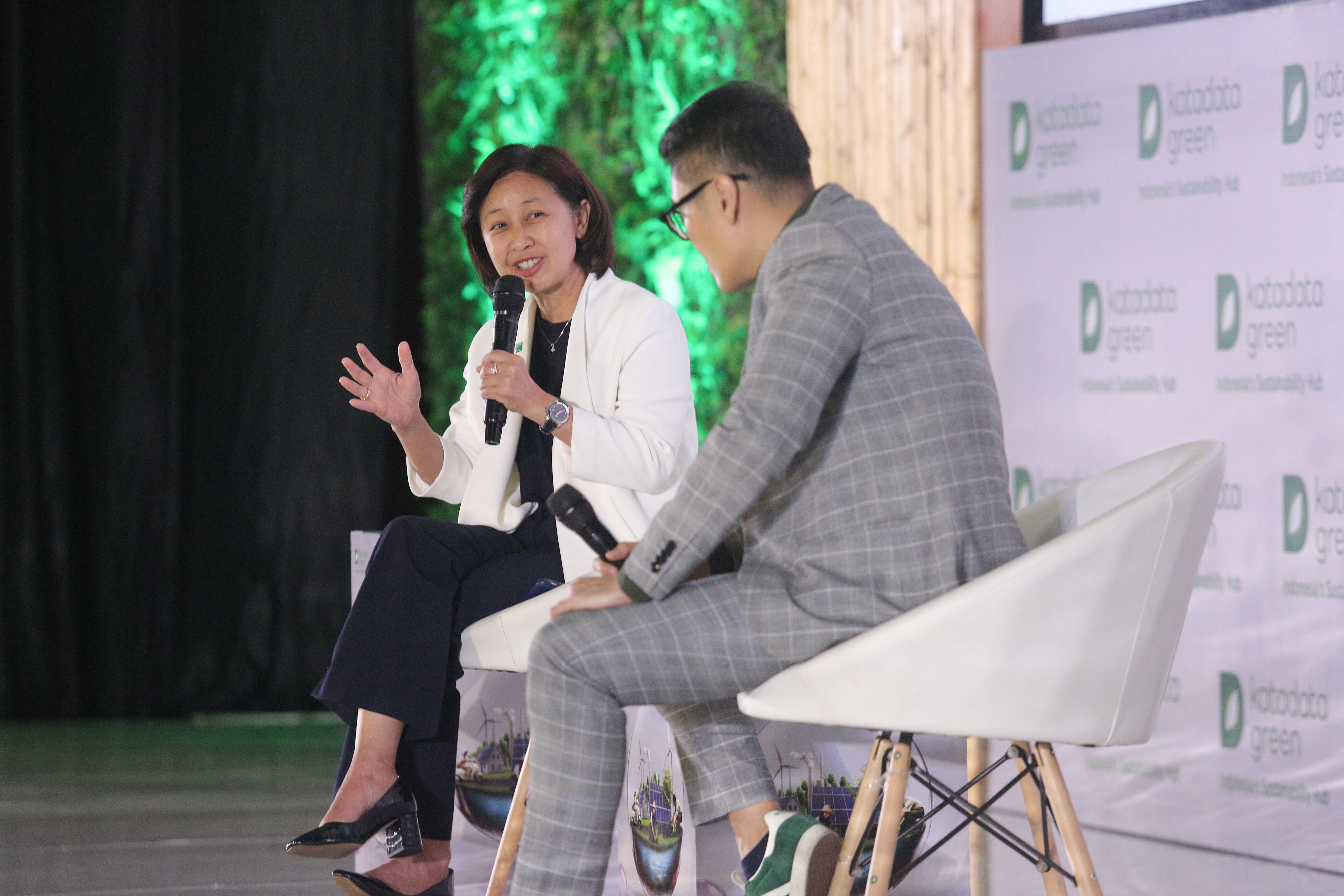 CEO of PT BNP Paribas Asset Management, Maya Kamdani (kiri) menyampaikan materi saat acara Katadata Sustainability Action for the Future Economy (SAFE) 2024 di Jakarta, Kamis (8/8/2024). Mengusung tema 