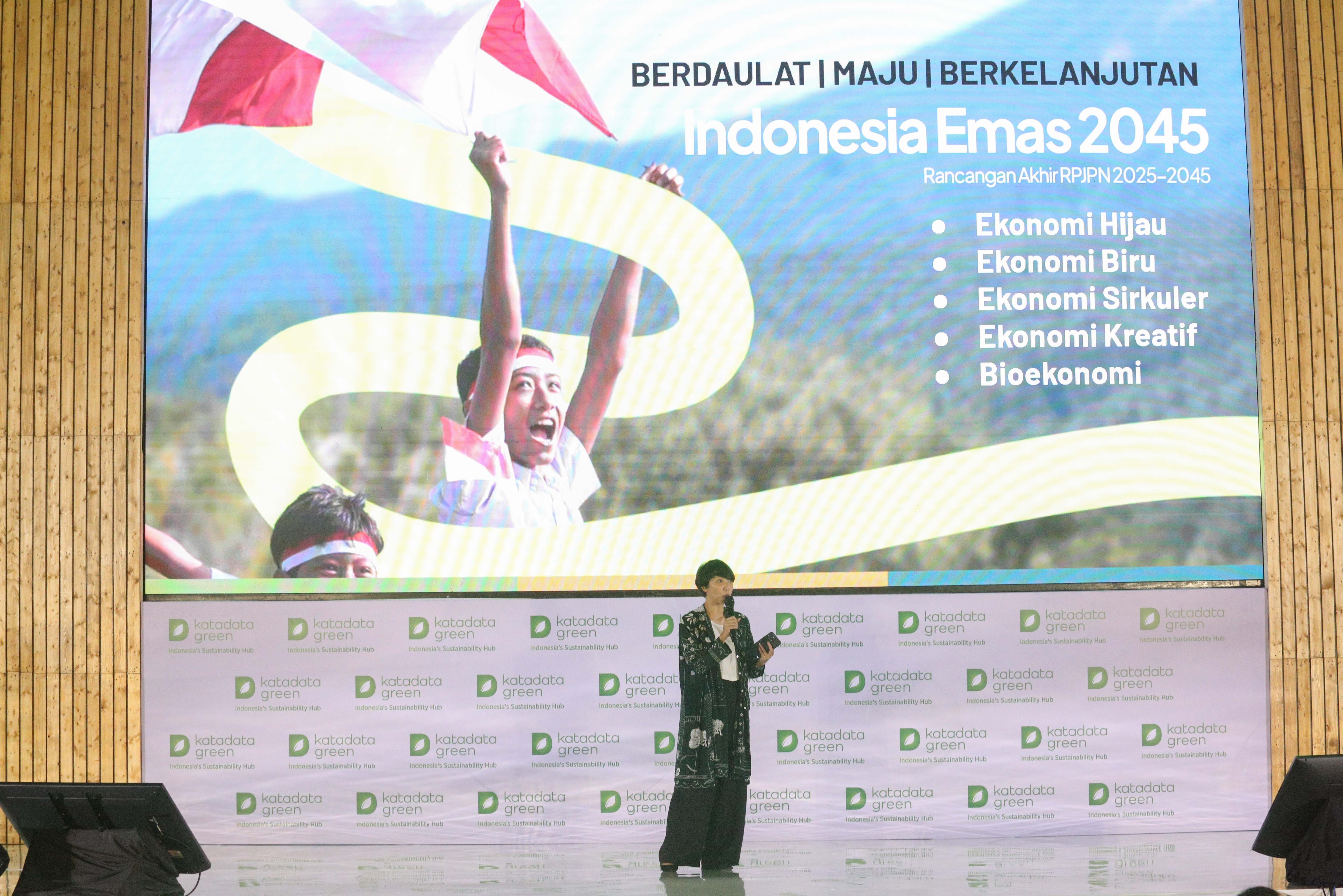 Head of Executive Board Koalisi Ekonomi Membumi, Gita Syahrani menyampaikan materi saat acara Katadata Sustainability Action for the Future Economy (SAFE) 2024 di Jakarta, Kamis (8/8/2024). Mengusung tema 