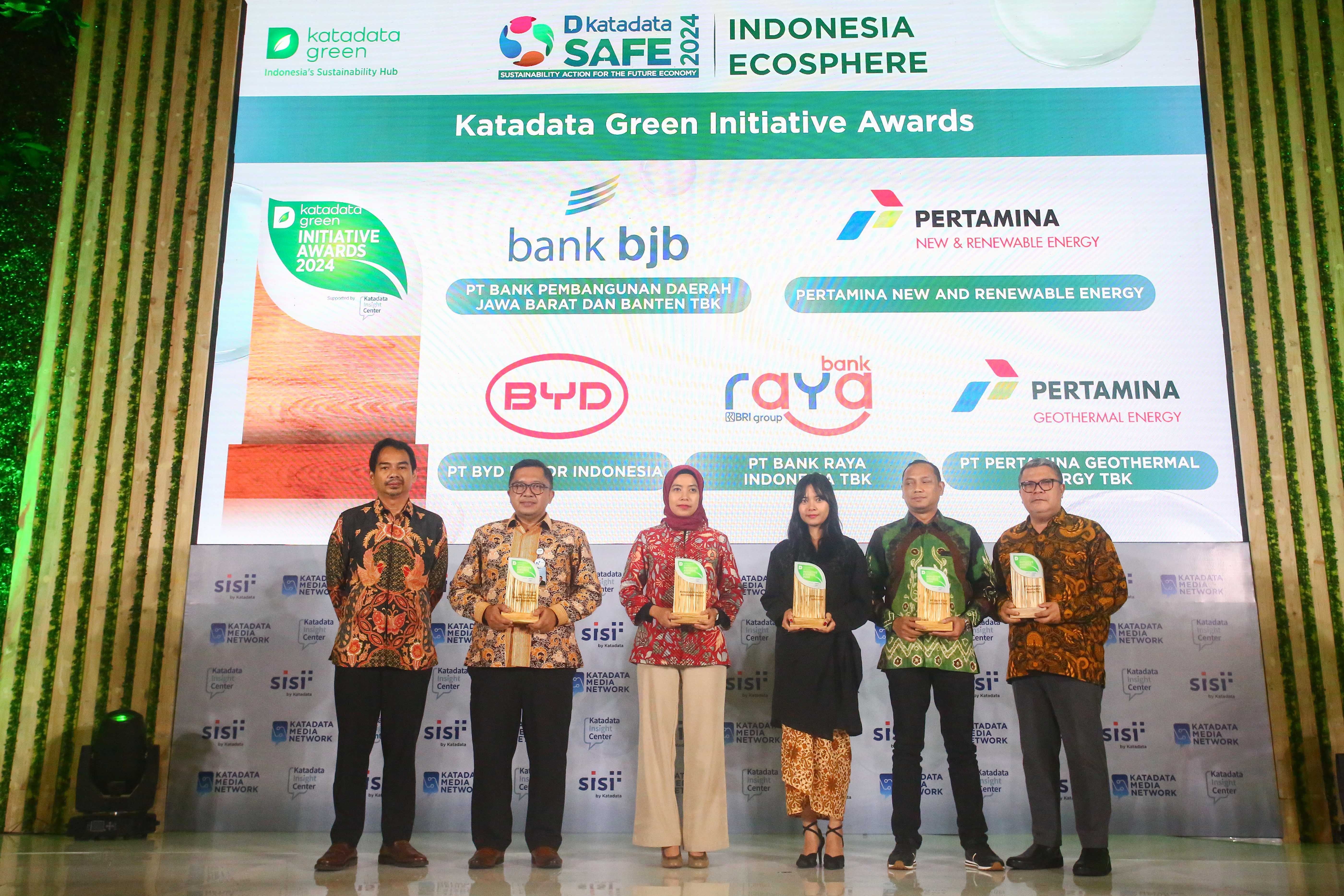 Chief Operating Officer Katadata, Ade Wahyudi (kiri) berfoto bersama dengan sejumlah perwakilan perusahaan penerima Katadata Green Iniviative Award saat acara Katadata Sustainability Action for the Future Economy (SAFE) 2024 di Jakarta, Rabu (7/8/2024). Penghargaan tersebut diberikan kepada perusahaan dengan inisiatif hijau tahun ini.