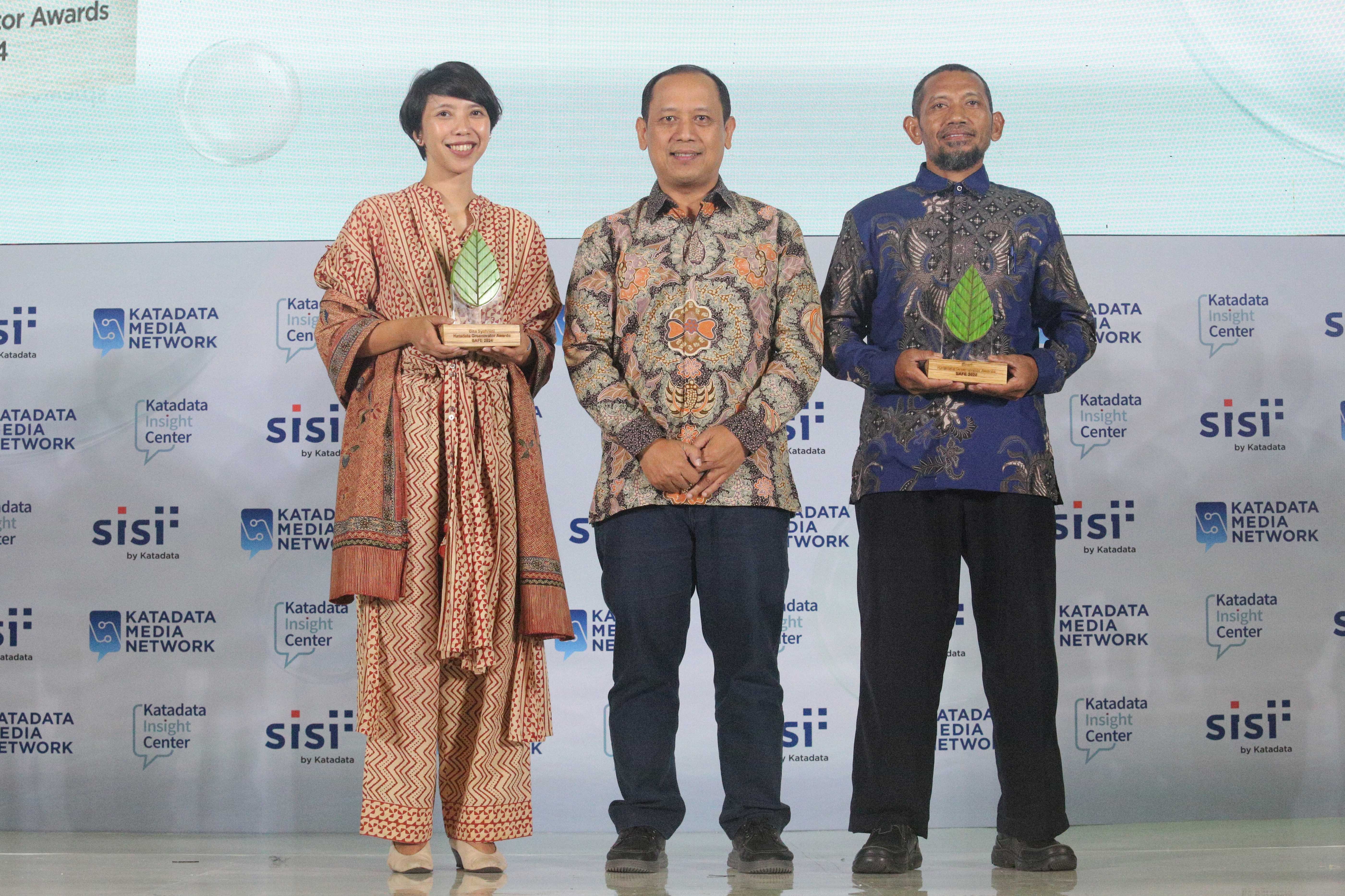 Chief Content Officer Katadata, Heri Susanto (tengah) berfoto bersama Head of Executive Board Koalisi Ekonomi Membumi, Gita Syahrani (kiri) dan Pemimpin Pesantren Hidayatullah Pemaluan IKN, Basri (kanan) yang meraih penghargaan Katadata Green Innovator Award saat acara Katadata Sustainability Action for the Future Economy (SAFE) 2024 di Jakarta, Rabu (7/8/2024). Penghargaan tersebut diberikan kepada tokoh dengan kontribusi nyata terhadap pengelolaan hutan dan lahan.