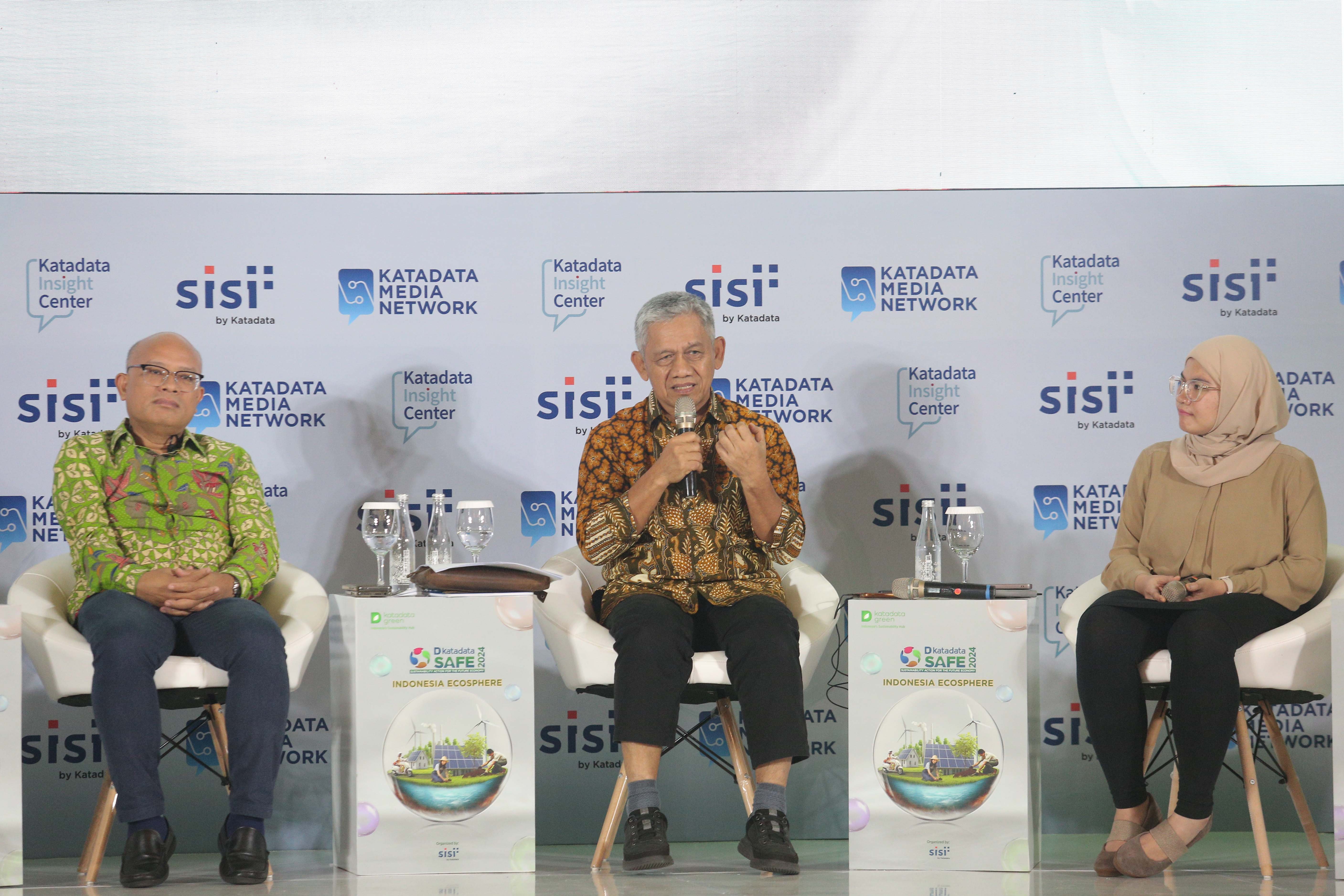 Executive Director of GAPKI, Mukti Sardjono (tengah) bersama dengan Head of Sustainability and Learning Advisory Unit Maxima Impact Consulting, Anggi Gayatri Setiawan (kanan) dan Chairperson of the Legal & Institutional Affairs Division of APROBI, Manumpak Manurung (kiri) menyampaikan materi saat acara Katadata Sustainability Action for the Future Economy (SAFE) 2024 di Jakarta, Rabu (7/8/2024).